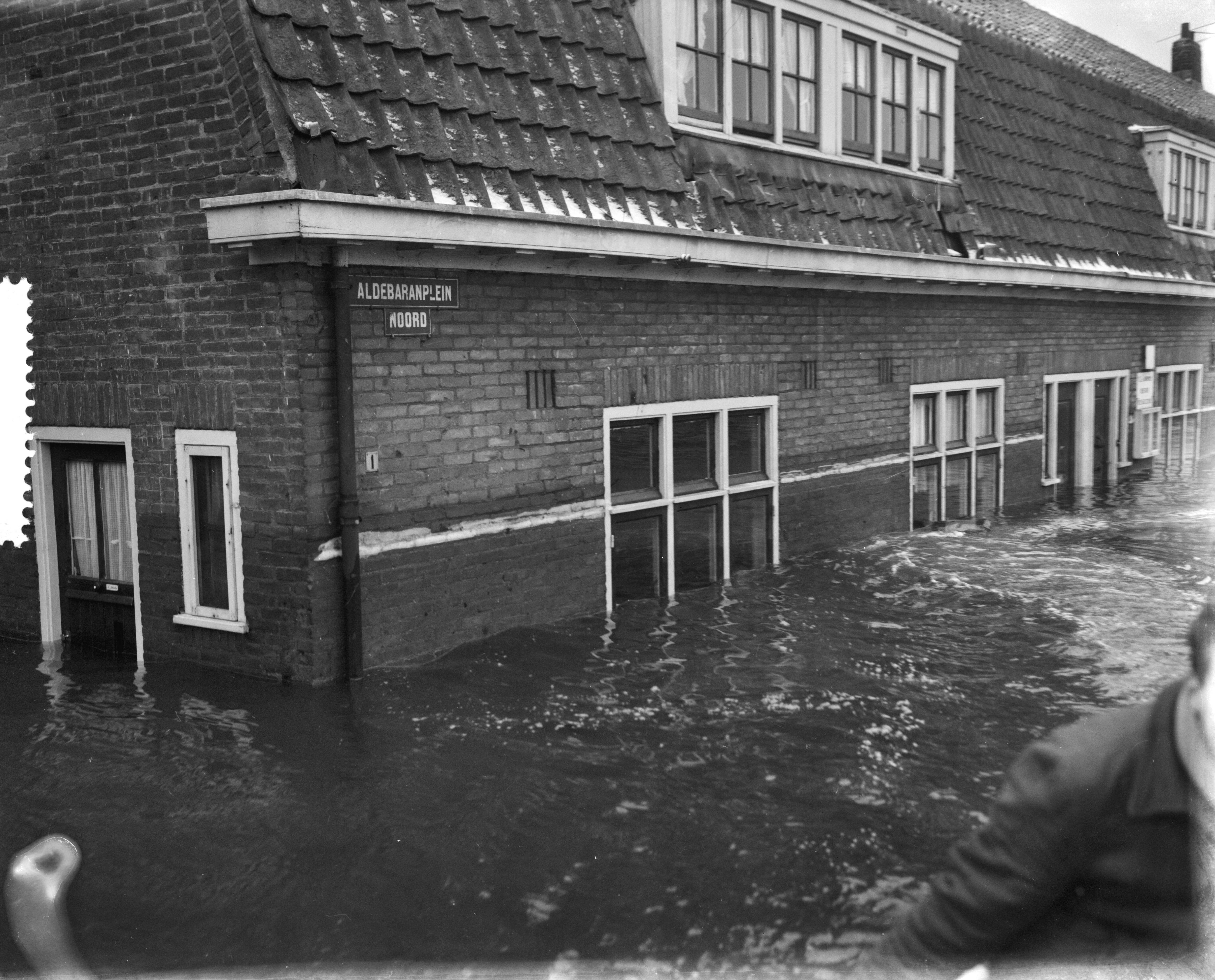 Ramp Tuindorp Oostzaan — Ramp Tuindorp Oostzaan, watergrens — Foto: Rossem, Wim van / Anefo. Licentie: Set B: Rechtenvrij / Publiek Domein. Bron: Nationaal Archief. http://hdl.handle.net/10648/a9a60728-d0b4-102d-bcf8-003048976d84