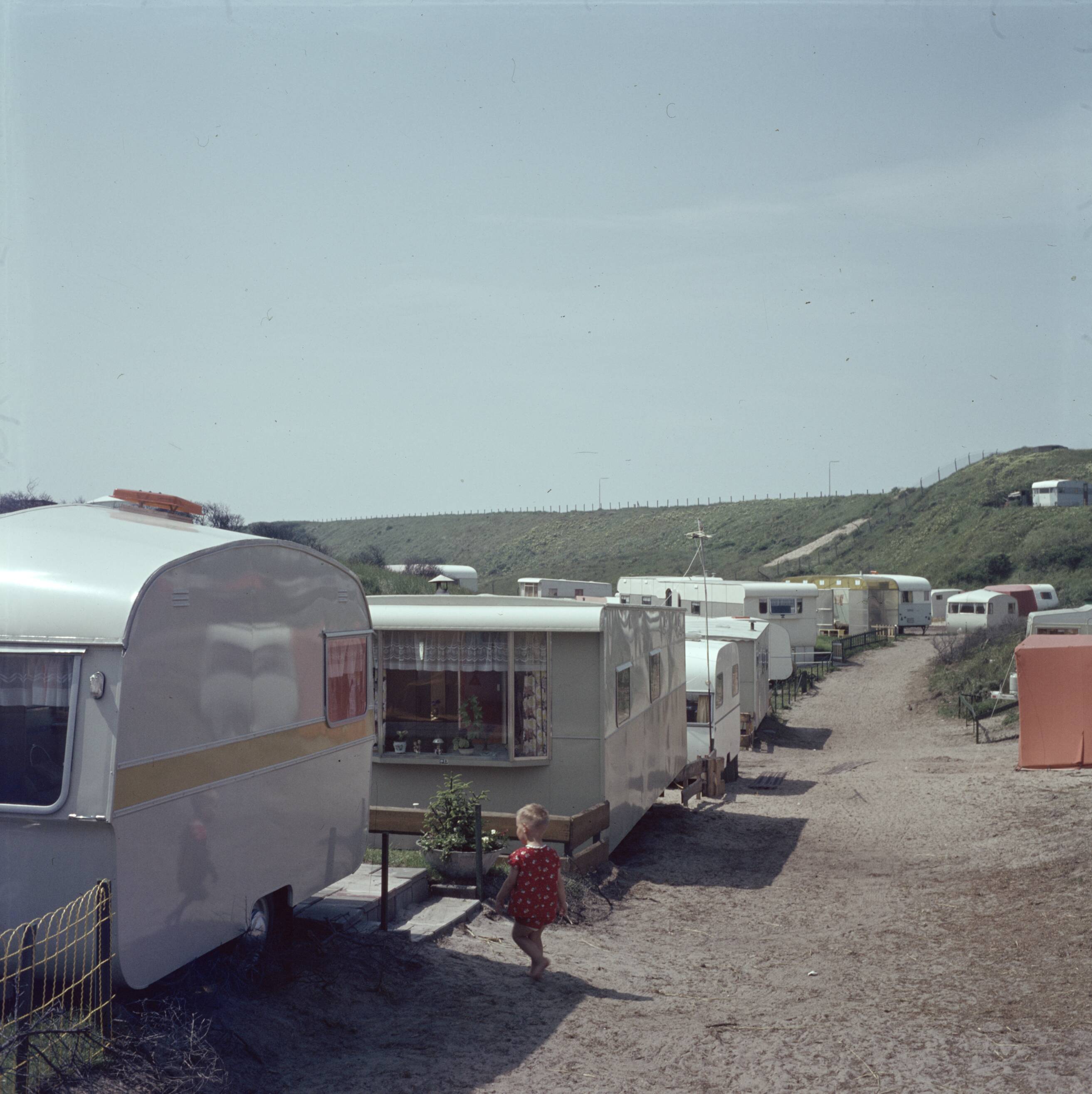 Reportage Nederland — Camping bij Zandvoort — Foto: Poll, Willem van de. Licentie: Set B: Rechtenvrij / Publiek Domein. Bron: Nationaal Archief. http://hdl.handle.net/10648/aeef432a-d0b4-102d-bcf8-003048976d84