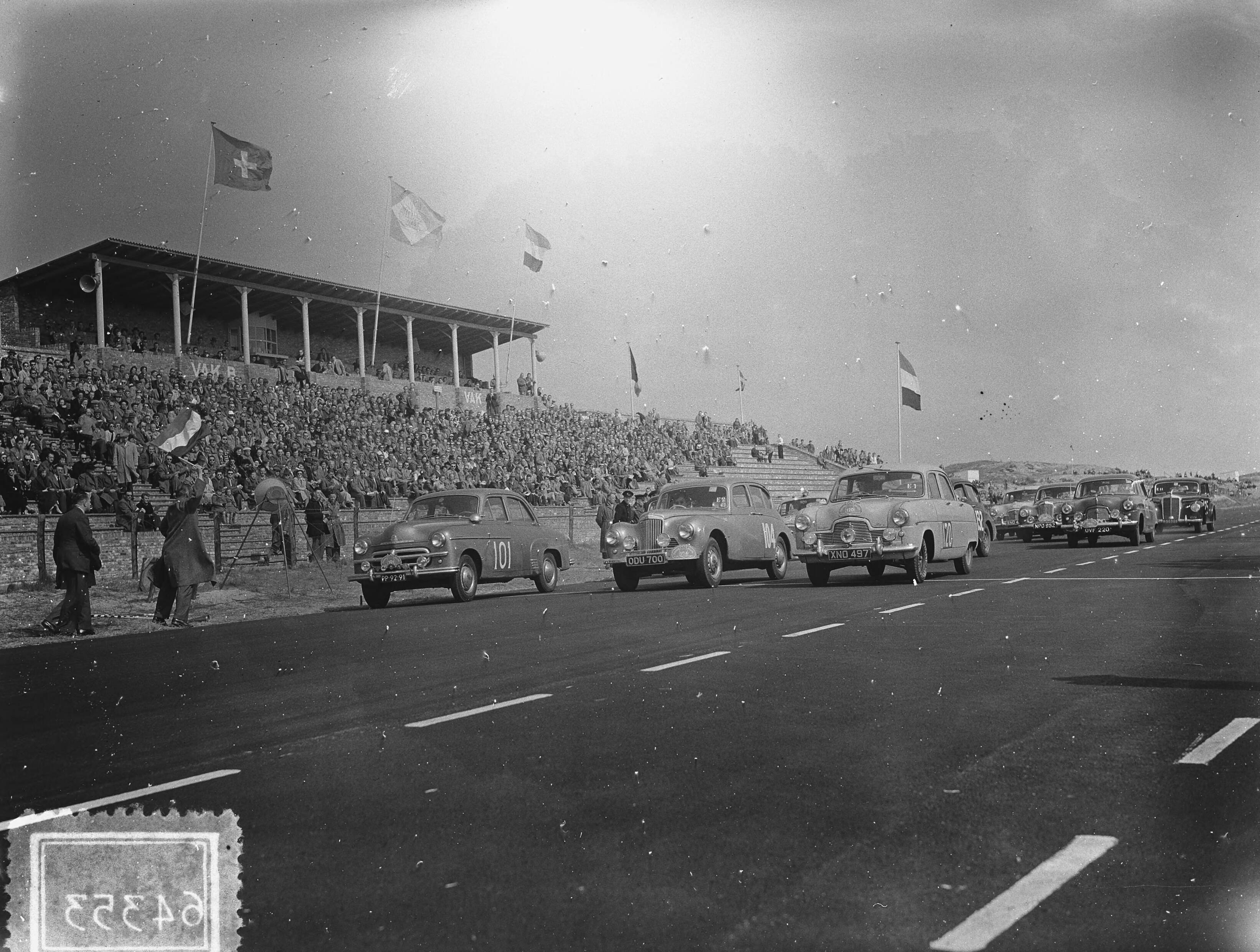 Tulpenrallye 1954 — Tulpenrallye. Snelheidsproef op het circuit van Zandvoort — Foto: Rossem, Wim van / Anefo. Licentie: Set B: Rechtenvrij / Publiek Domein. Bron: Nationaal Archief. http://hdl.handle.net/10648/a92114be-d0b4-102d-bcf8-003048976d84