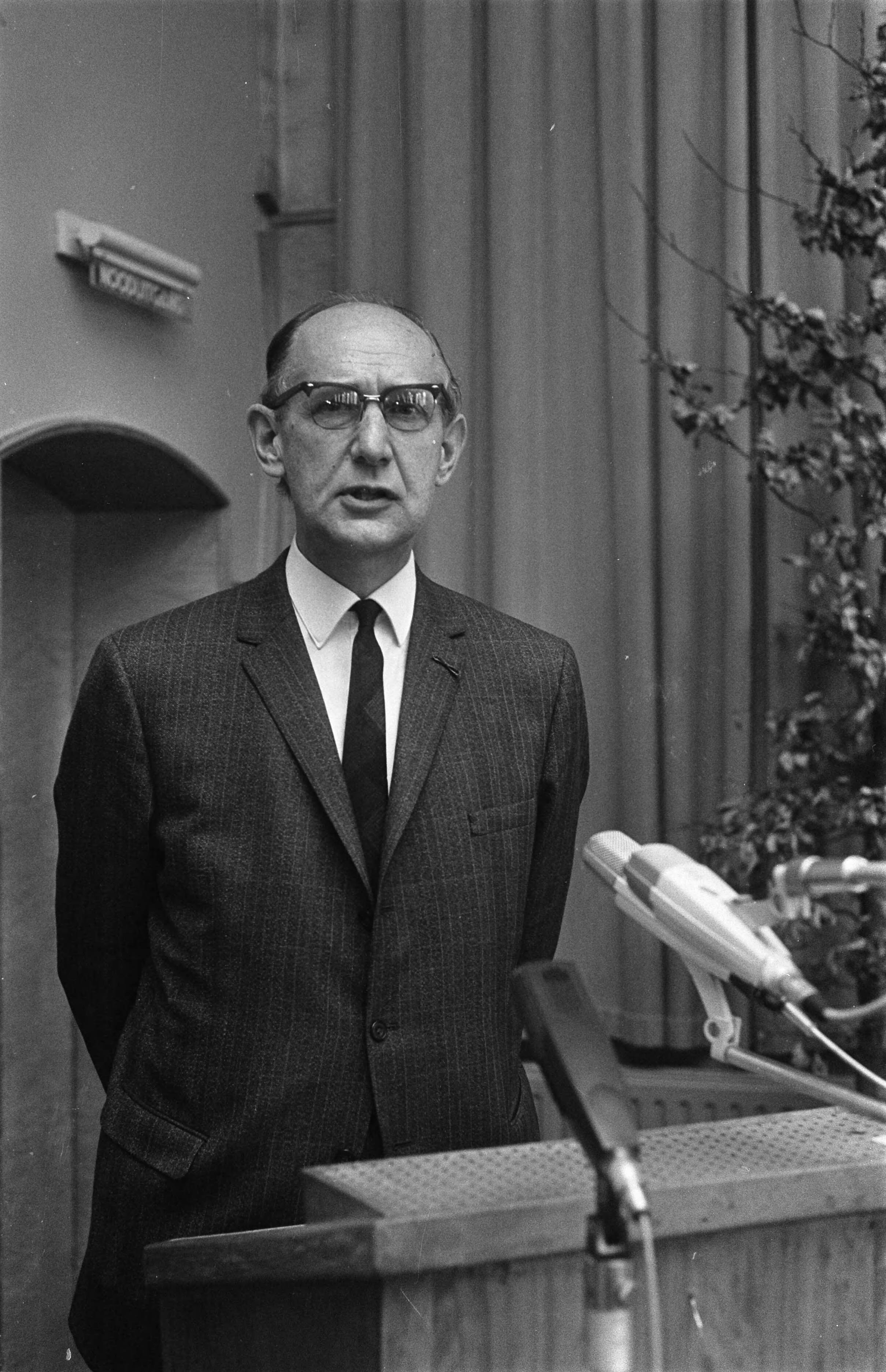 Fotocollectie Anefo — Minister dr. M. A. M. Klompe opent kadercursus over milieuverontreiniging te Utrecht. Professor dr. D. J. Kuenen , algemeen direkteur Rijksinstituut / — Foto: Koch, Eric / Anefo. Licentie: Set B: Rechtenvrij / Publiek Domein. Bron: Nationaal Archief. http://hdl.handle.net/10648/ab9290e2-d0b4-102d-bcf8-003048976d84