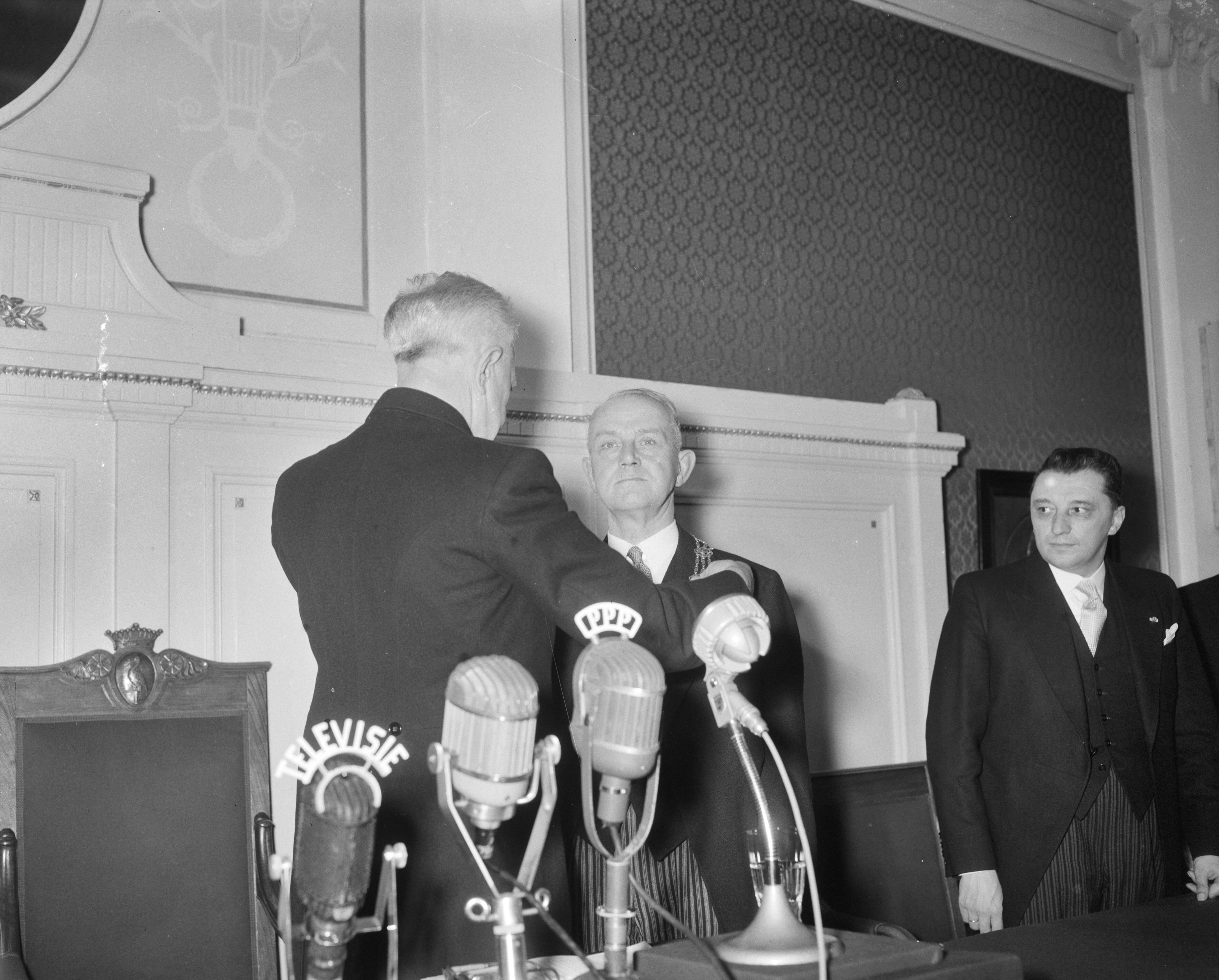 Fotocollectie Anefo — Installatie van burgemeester H.A.M.T. Kolfschoten van Den Haag — Foto: Bilsen, Joop van / Anefo. Licentie: Set B: Rechtenvrij / Publiek Domein. Bron: Nationaal Archief. http://hdl.handle.net/10648/a957b4a6-d0b4-102d-bcf8-003048976d84