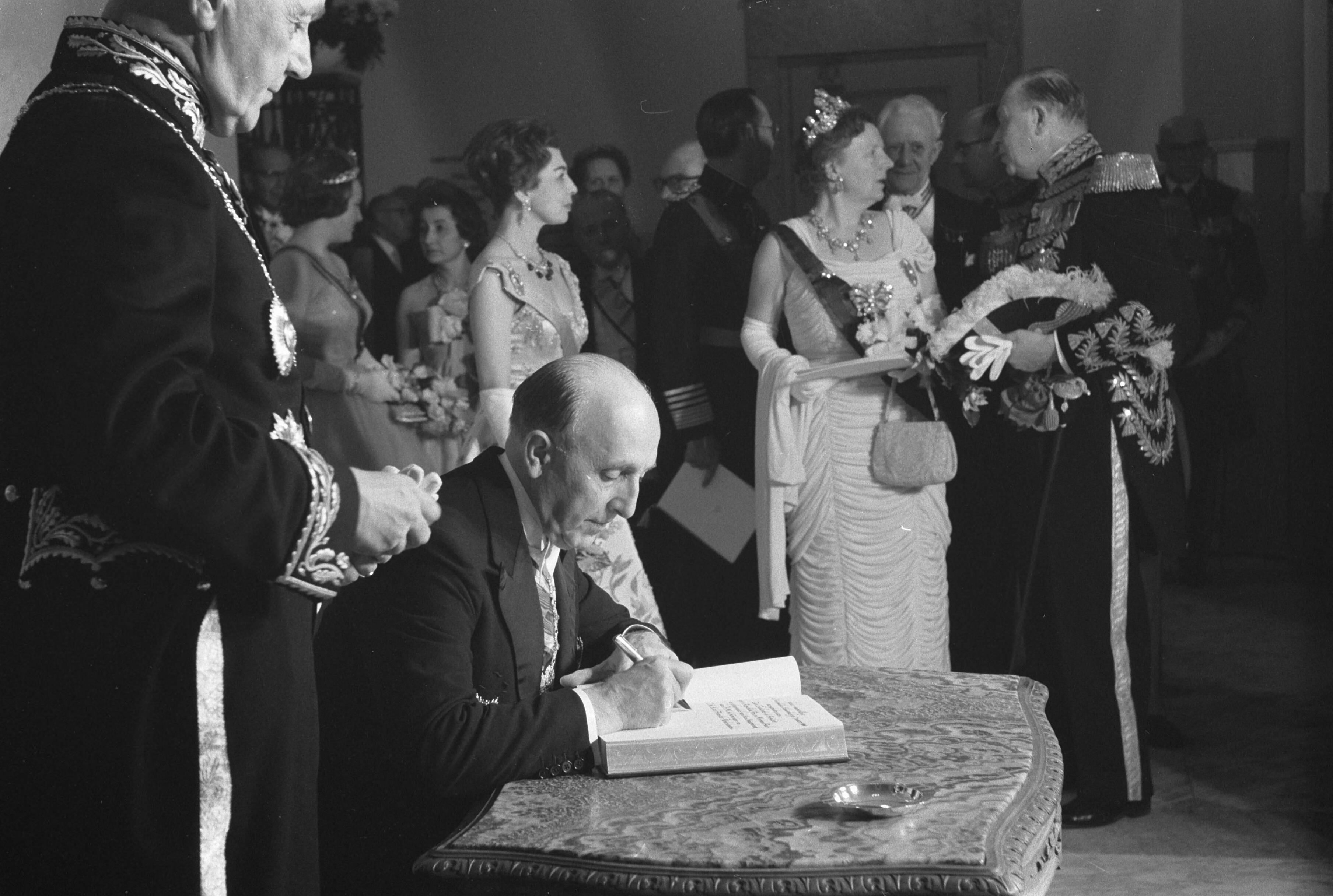 Staatsbezoek van de president van Peru, Manuel Prado, aan Nederland (1960) — Bezoek aan de Koninklijke Schouwburg in Den Haag, tekenen van het gastenboek — Foto: Pot, Harry / Anefo. Licentie: Set B: Rechtenvrij / Publiek Domein. Bron: Nationaal Archief. http://hdl.handle.net/10648/a9a98d76-d0b4-102d-bcf8-003048976d84