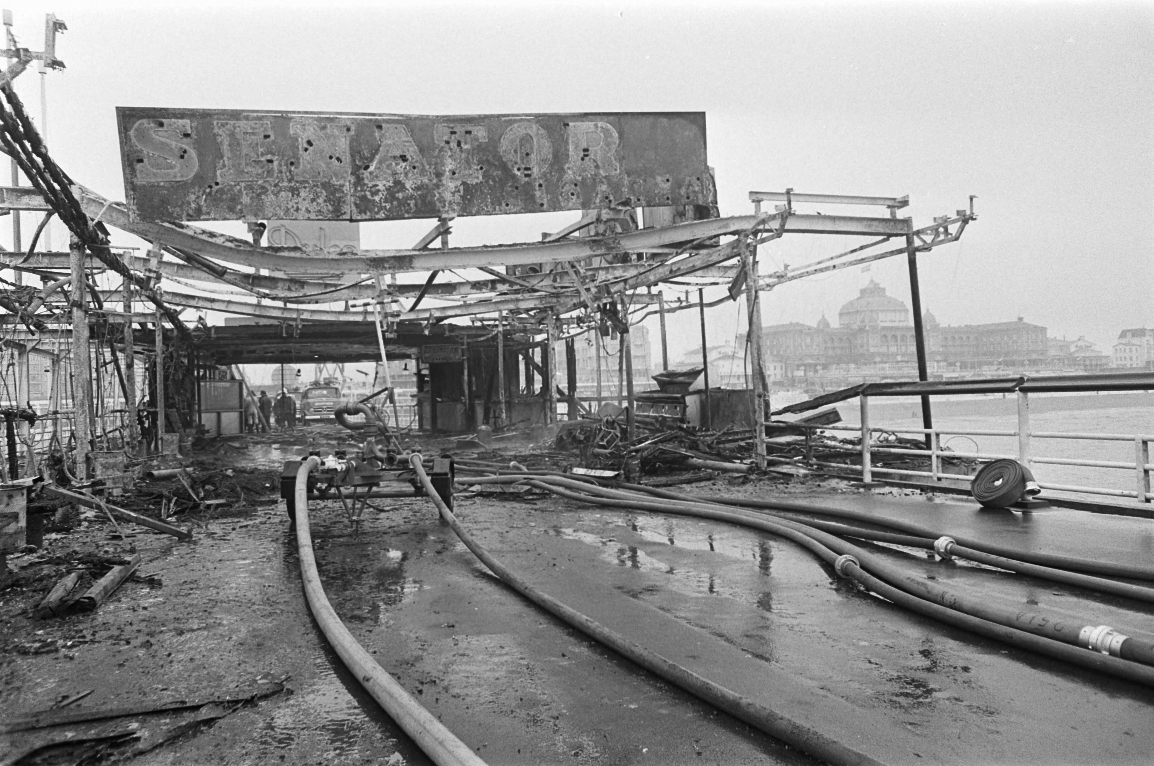 Fotocollectie Anefo — Brand op pier van Scheveningen. Op de hoofdpier brandden de winkeltjes geheel uit — Foto: Nijs, Jac. de / Anefo. Licentie: Set B: Rechtenvrij / Publiek Domein. Bron: Nationaal Archief. http://hdl.handle.net/10648/ab3de380-d0b4-102d-bcf8-003048976d84