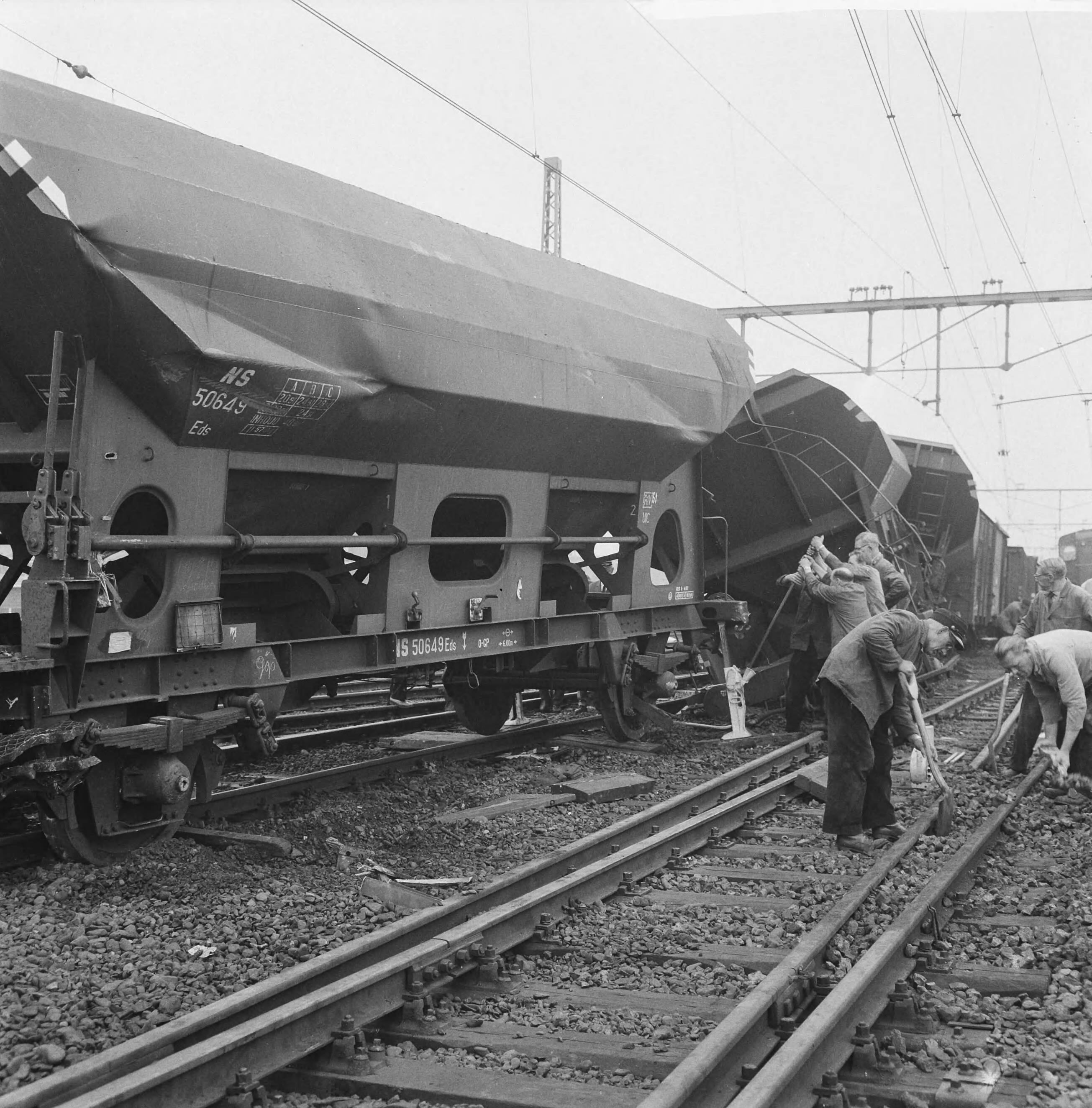 Fotocollectie Anefo — Goederentrein op het station Hollands-Spoor te Den Haag ontspoord, overzicht ravage — Foto: Evers, Joost / Anefo. Licentie: Set B: Rechtenvrij / Publiek Domein. Bron: Nationaal Archief. http://hdl.handle.net/10648/aac119fe-d0b4-102d-bcf8-003048976d84