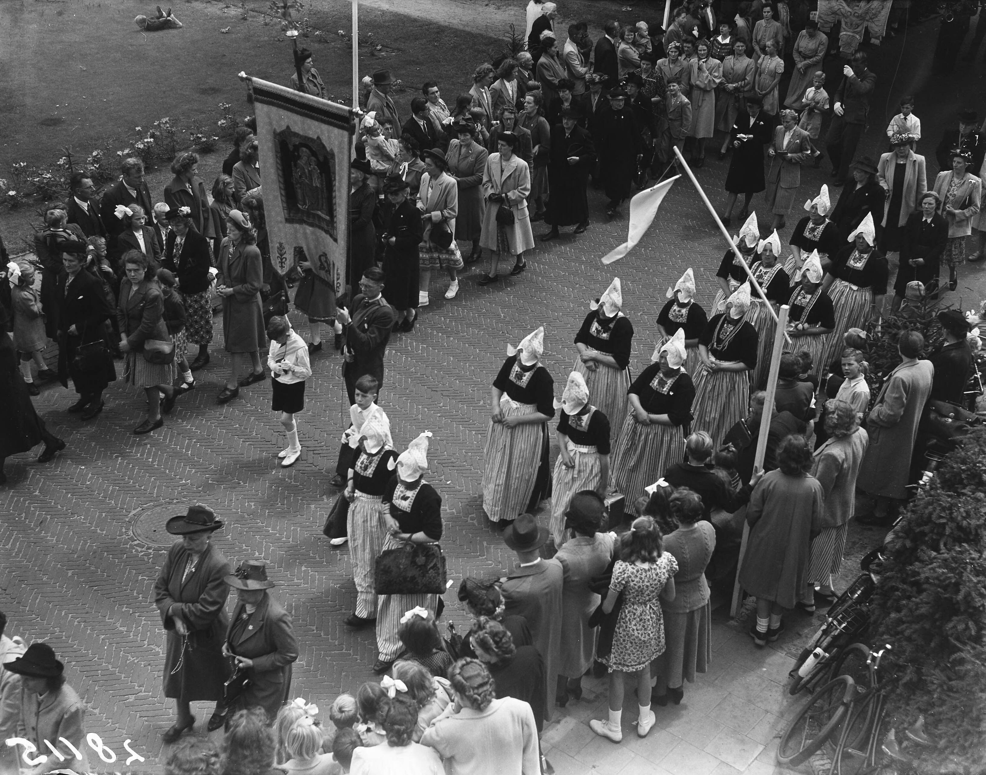 Fotocollectie Anefo — St. Jansprocessie te Laren (N.H.) — Foto: Oorschot, […] van / Anefo. Licentie: Set B: Rechtenvrij / Publiek Domein. Bron: Nationaal Archief. http://hdl.handle.net/10648/a8b87e9a-d0b4-102d-bcf8-003048976d84