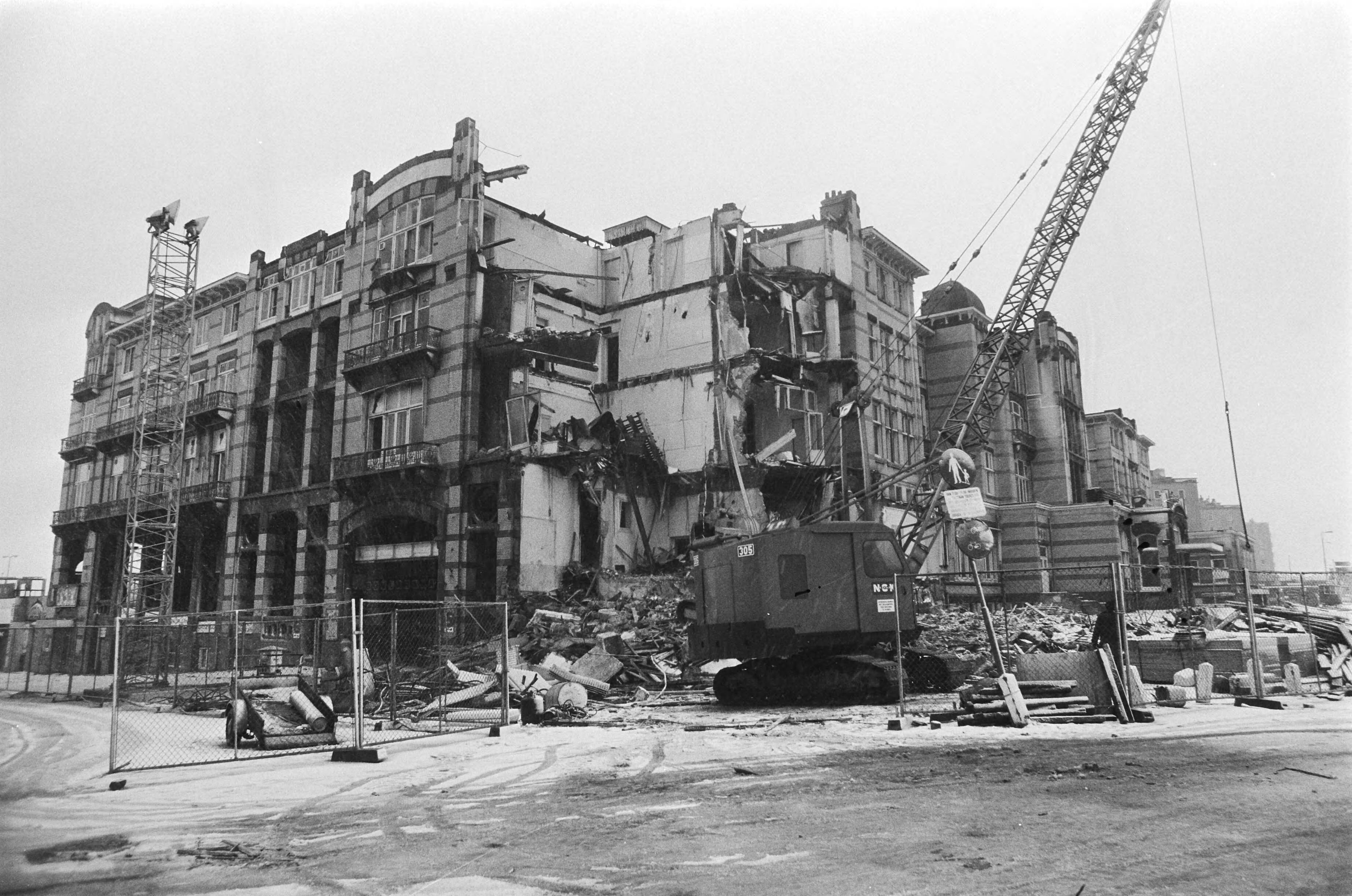 Fotocollectie Anefo — Afbraak Palace Hotel , Scheveningen — Foto: Suyk, Koen / Anefo. Licentie: Set B: Rechtenvrij / Publiek Domein. Bron: Nationaal Archief. http://hdl.handle.net/10648/acc25880-d0b4-102d-bcf8-003048976d84