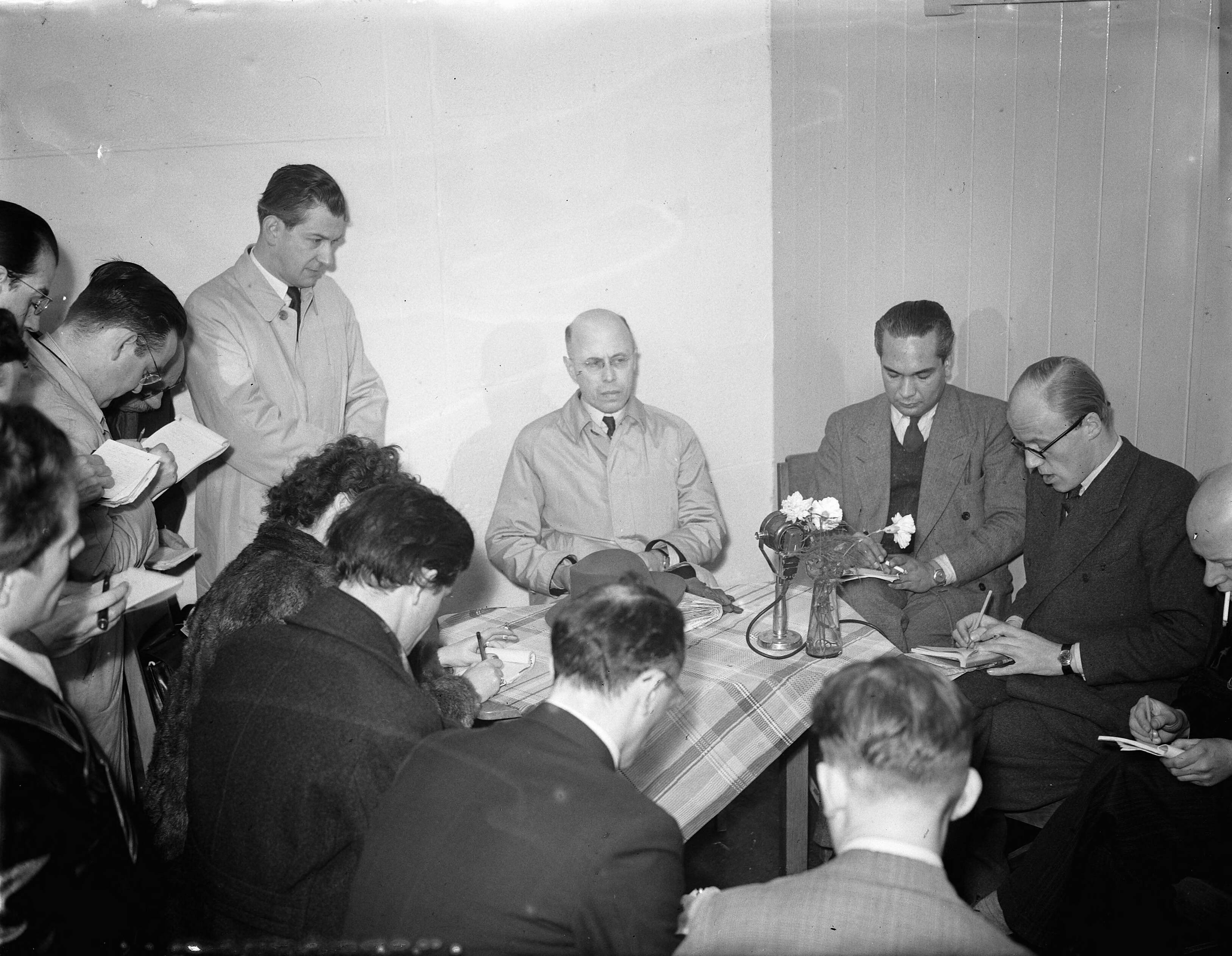 Fotocollectie Anefo — Minister-president L.J.M. Beel tijdens een persconferentie voor zijn vertrek naar Indonesië — Foto: Noske, J.D. / Anefo. Licentie: Set B: Rechtenvrij / Publiek Domein. Bron: Nationaal Archief. http://hdl.handle.net/10648/a8b09b6c-d0b4-102d-bcf8-003048976d84