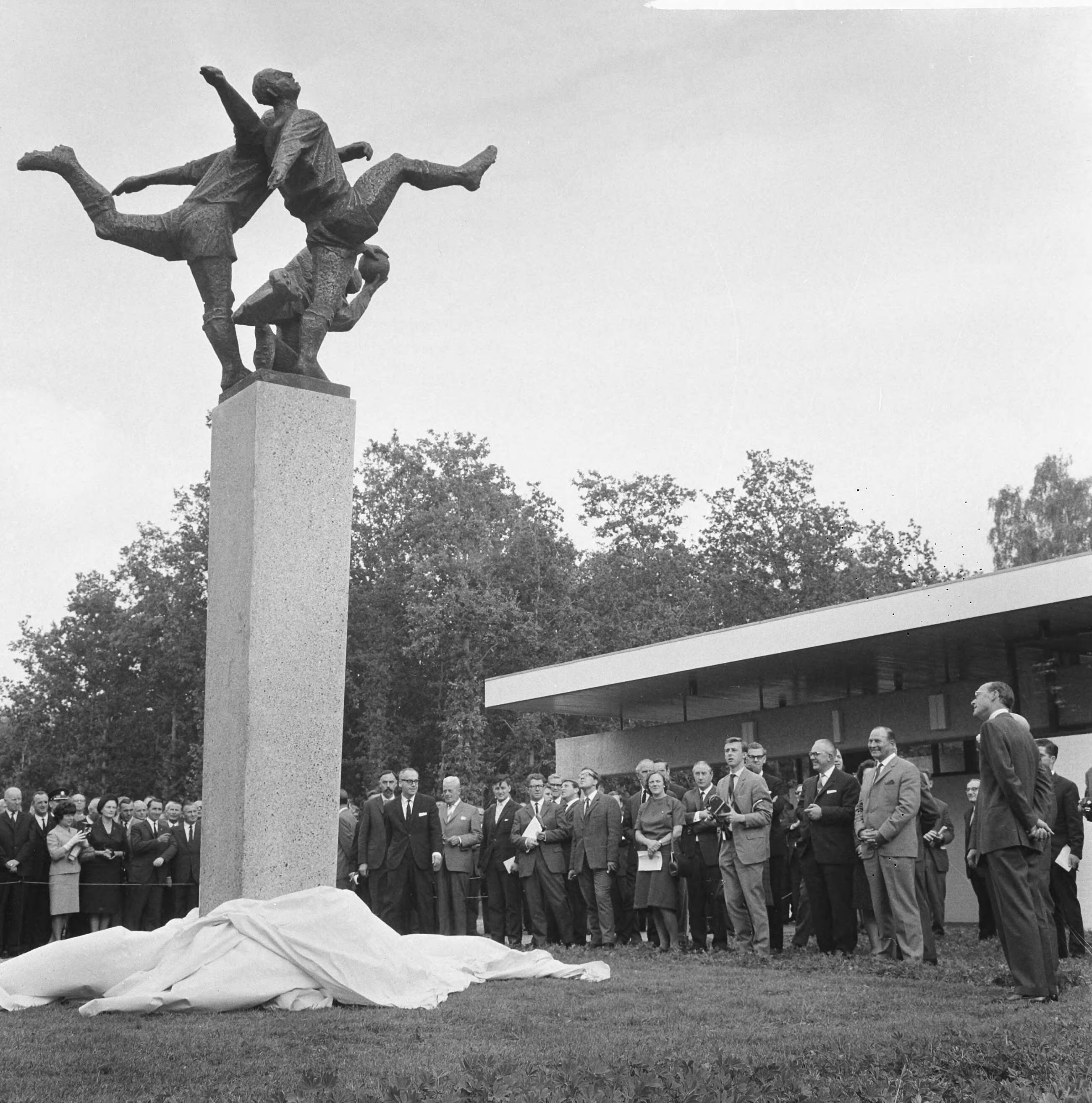 Fotocollectie Anefo — Opening KNVB-sportcentrum te Zeist door prins Bernhard, na de onthulling van het standbeeld — Foto: Nijs, Jac. de / Anefo. Licentie: Set B: Rechtenvrij / Publiek Domein. Bron: Nationaal Archief. http://hdl.handle.net/10648/aac0bc20-d0b4-102d-bcf8-003048976d84