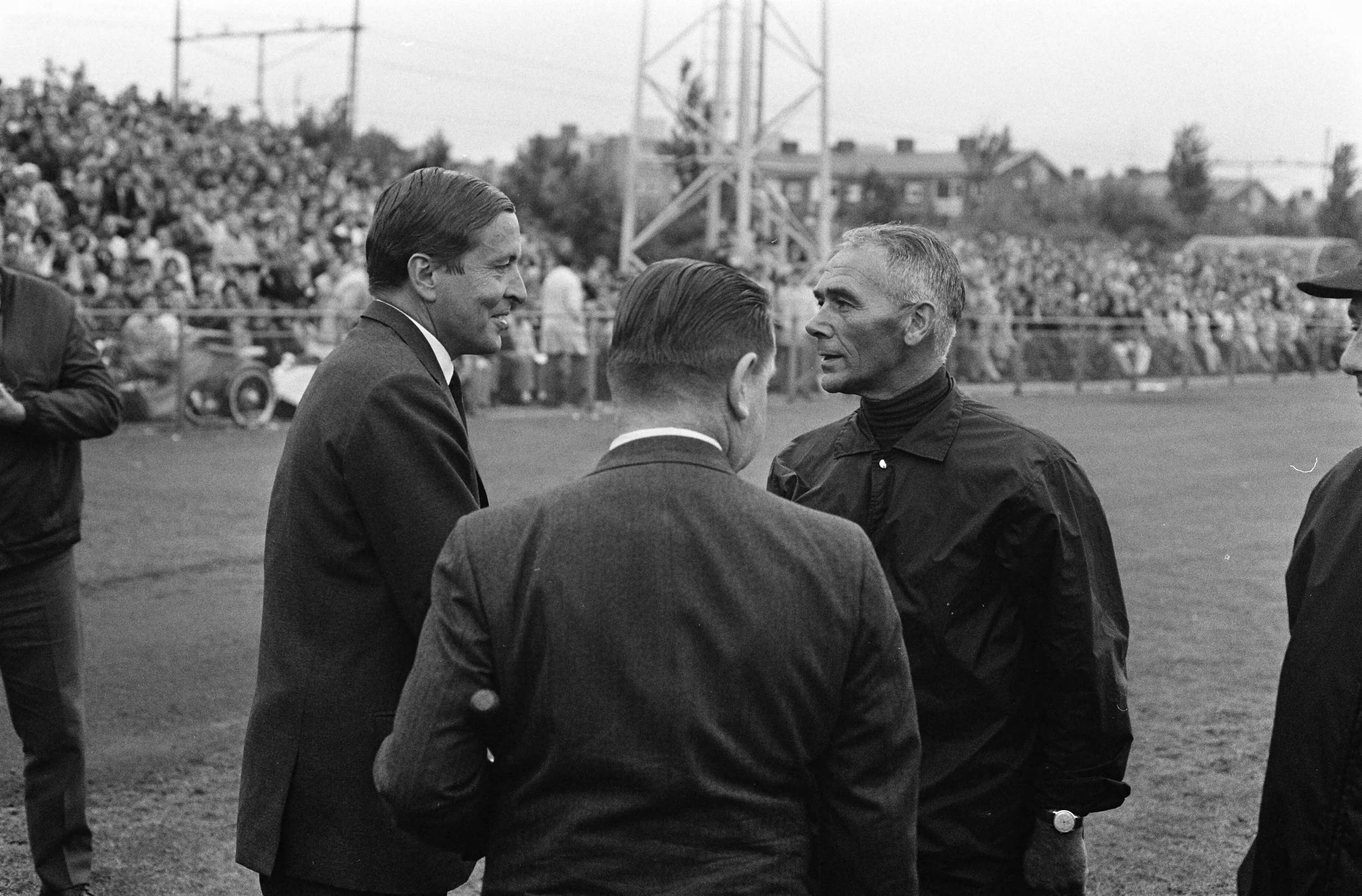 Haarlemse Honkbalweek — Prins Claus bij spelers van de California Stags — Foto: Fotograaf Onbekend / Anefo. Licentie: Set B: Rechtenvrij / Publiek Domein. Bron: Nationaal Archief. http://hdl.handle.net/10648/ab70273c-d0b4-102d-bcf8-003048976d84
