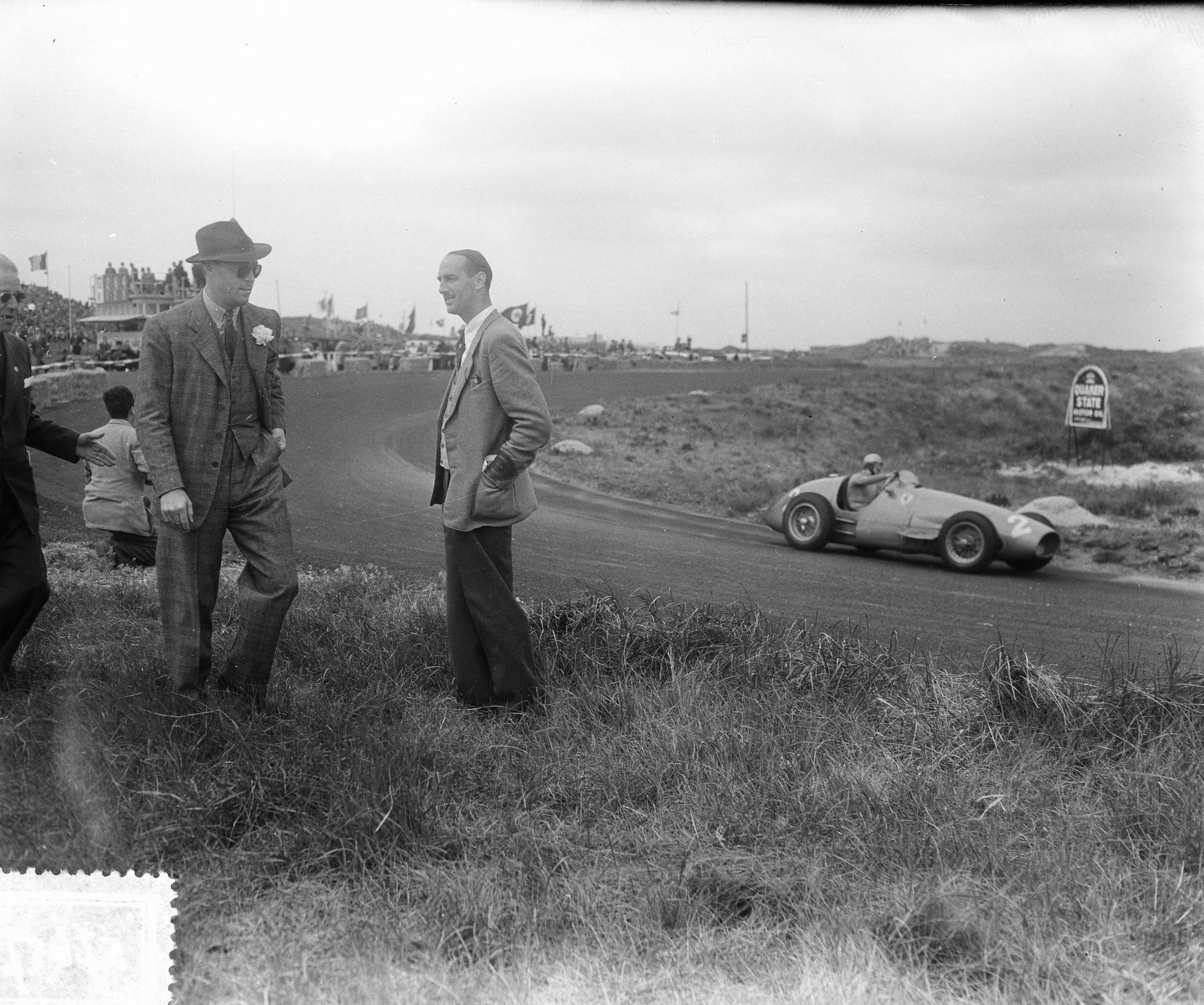 Grand Prix Zandvoort 1953 — Autoraces Dutch Grand Prix Zandvoort. Prins Bernhard op het circuit — Foto: Pot, Harry / Anefo. Licentie: Set B: Rechtenvrij / Publiek Domein. Bron: Nationaal Archief. http://hdl.handle.net/10648/a90d5ae6-d0b4-102d-bcf8-003048976d84