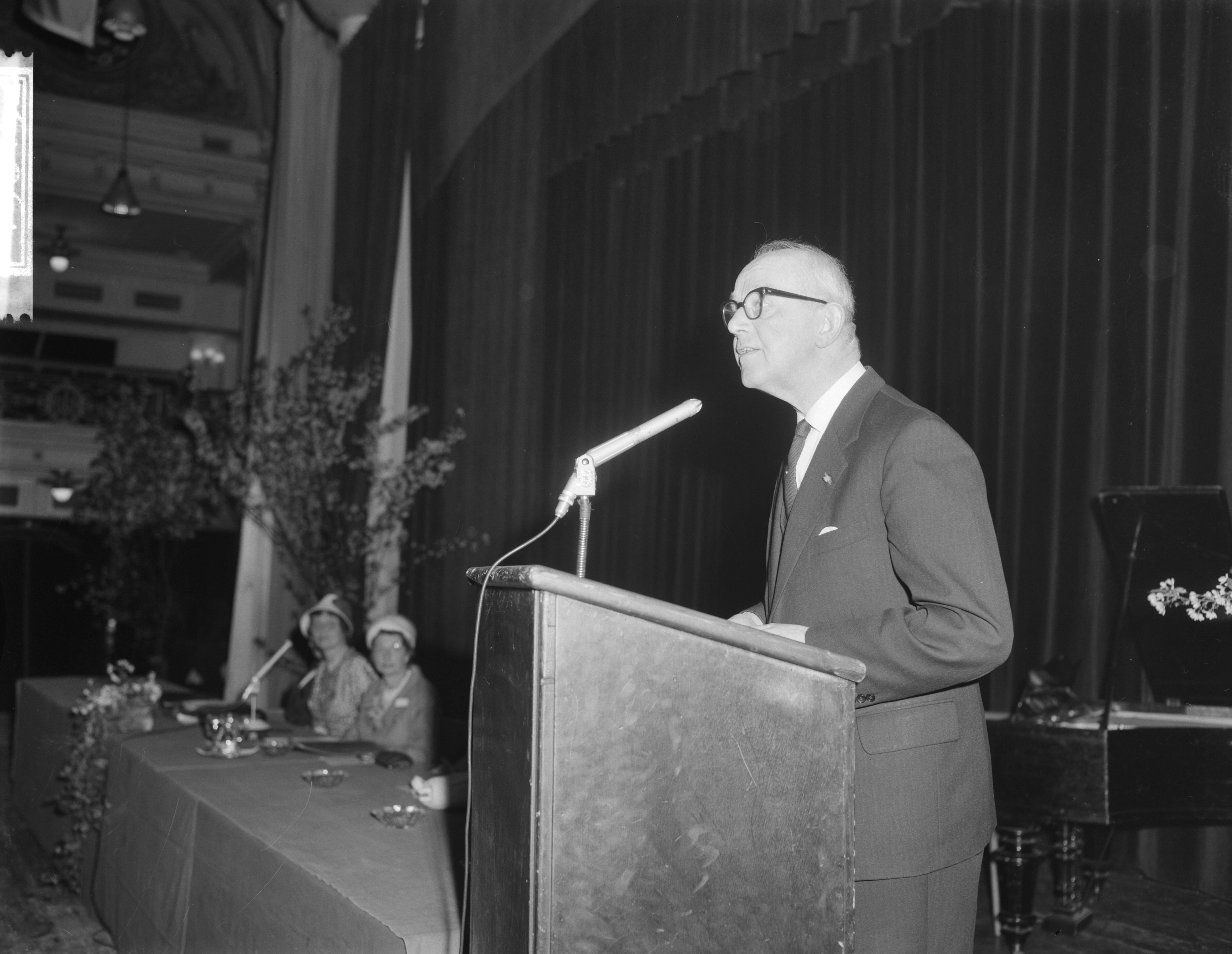 Fotocollectie Anefo — Tiende landdag UVV in het Kurhaus te Scheveningen. Toespraak van de burgemeester van Den Haag, mr. H.A.M.T. Kolfschoten — Foto: Bilsen, Joop van / Anefo. Licentie: Set B: Rechtenvrij / Publiek Domein. Bron: Nationaal Archief. http://hdl.handle.net/10648/aa042240-d0b4-102d-bcf8-003048976d84