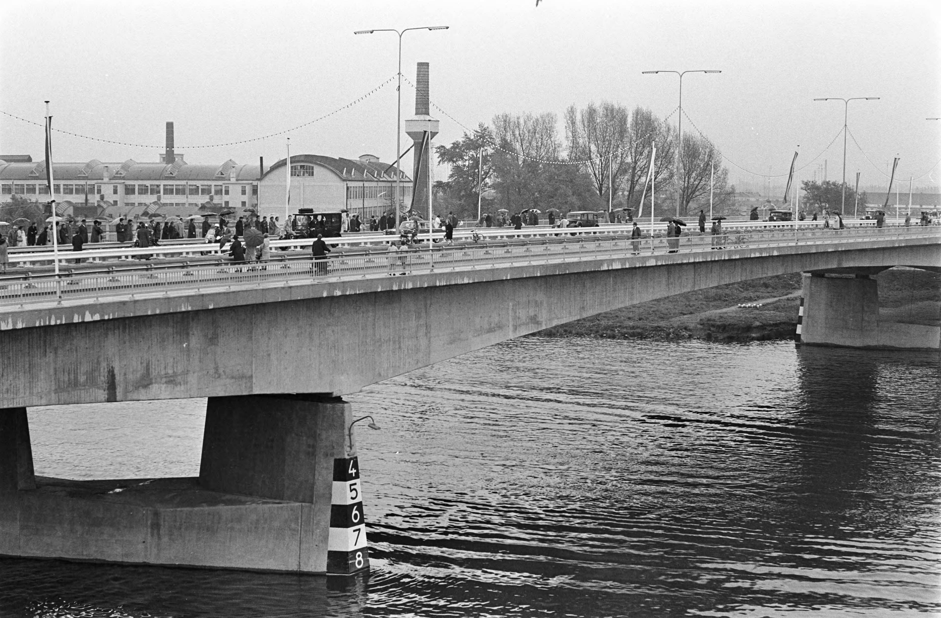 Fotocollectie Anefo — Prins Claus opende John F. Kennedy brug te Maastricht. De brug gezien vanaf het oude Maastrichtse gedeelte — Foto: Nijs, Jac. de / Anefo. Licentie: Set B: Rechtenvrij / Publiek Domein. Bron: Nationaal Archief. http://hdl.handle.net/10648/ab3fc1c8-d0b4-102d-bcf8-003048976d84