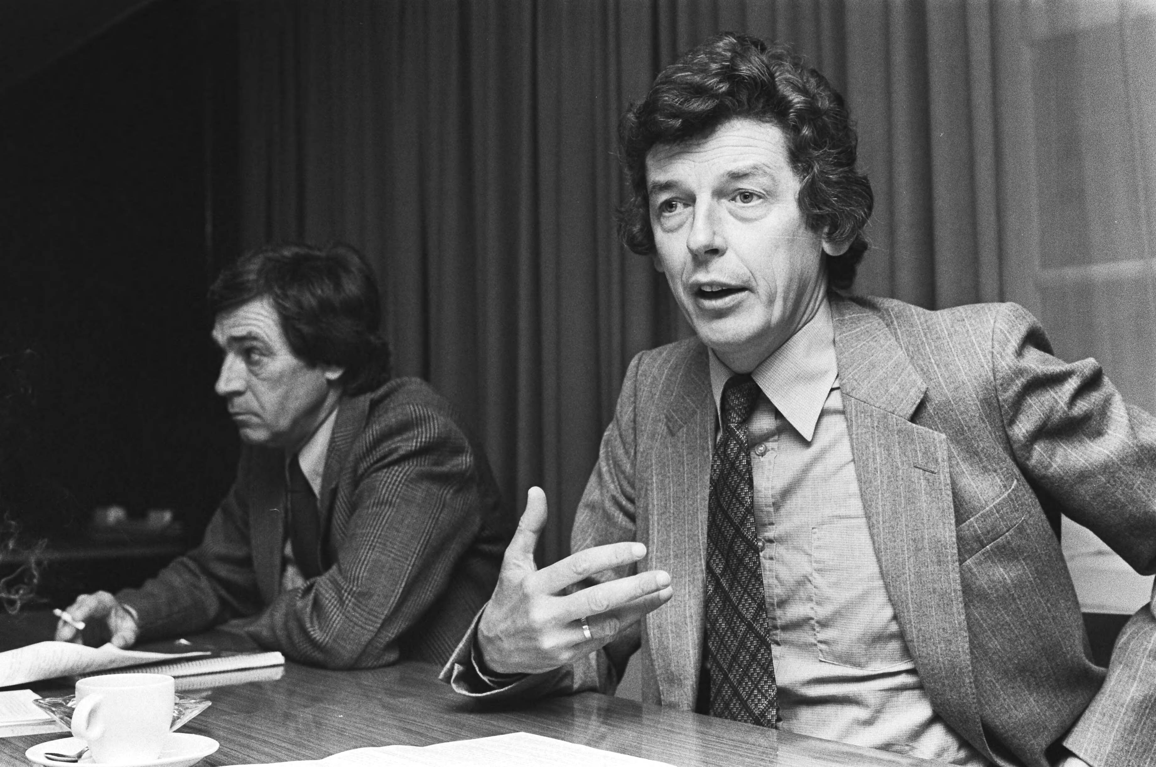 Fotocollectie Anefo — Persconferentie FNV over "Bestek81" in Den Haag ; FNV-voorzitter Kok (r) en Frans Drabbe — Foto: Verhoeff, Bert / Anefo. Licentie: Set B: Rechtenvrij / Publiek Domein. Bron: Nationaal Archief. http://hdl.handle.net/10648/acbbd3de-d0b4-102d-bcf8-003048976d84