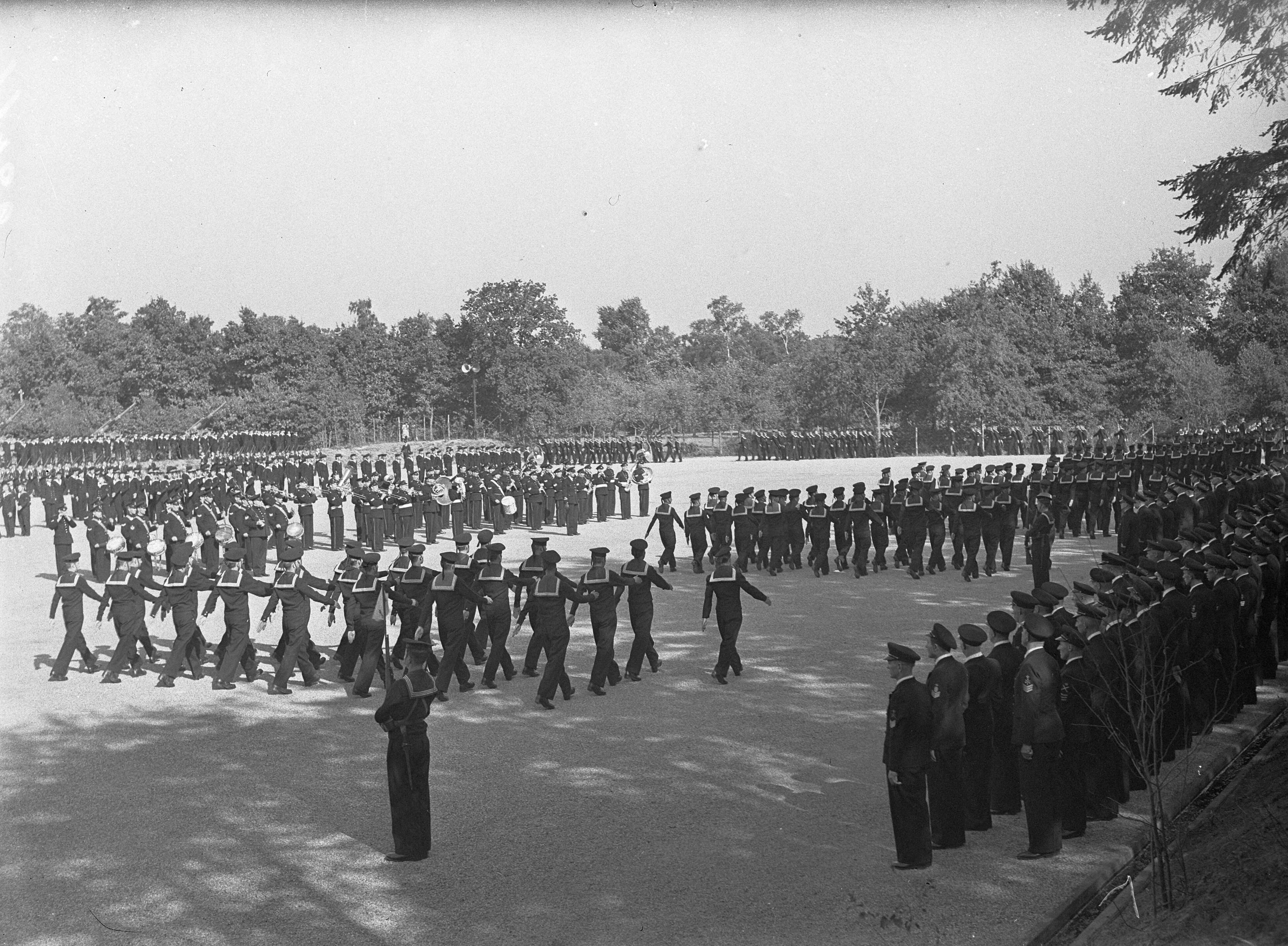 Fotocollectie Anefo — Beëdiging van 29 marine-officieren op het Marine Opleidingskamp te Hilversum. Defilé — Foto: Sagers, Harry / Anefo. Licentie: Set B: Rechtenvrij / Publiek Domein. Bron: Nationaal Archief. http://hdl.handle.net/10648/ad7a5886-d0b4-102d-bcf8-003048976d84