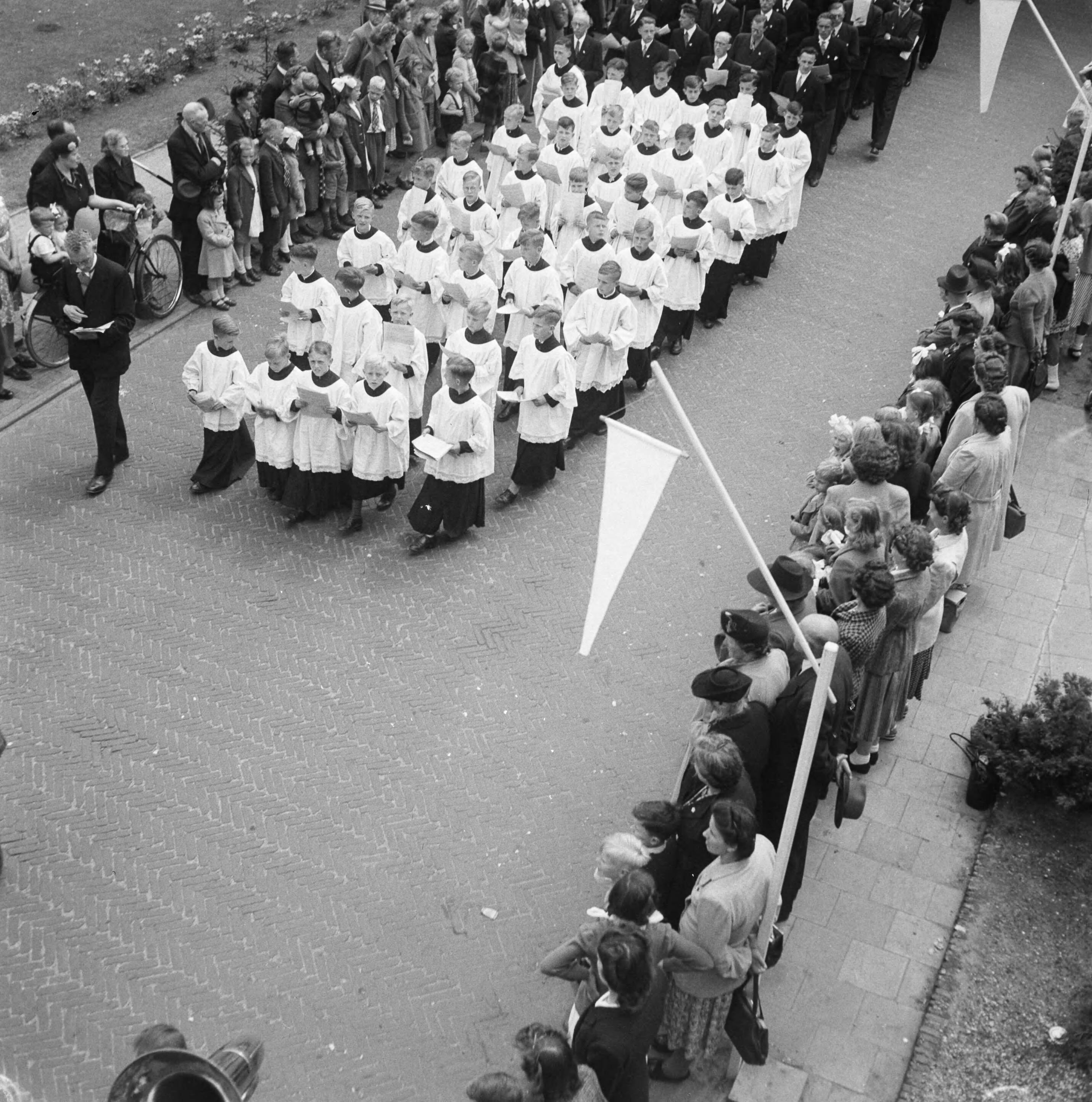 Fotocollectie Anefo — St. Jansprocessie te Laren — Foto: Oorschot, […] van / Anefo. Licentie: Set B: Rechtenvrij / Publiek Domein. Bron: Nationaal Archief. http://hdl.handle.net/10648/a8b880ca-d0b4-102d-bcf8-003048976d84