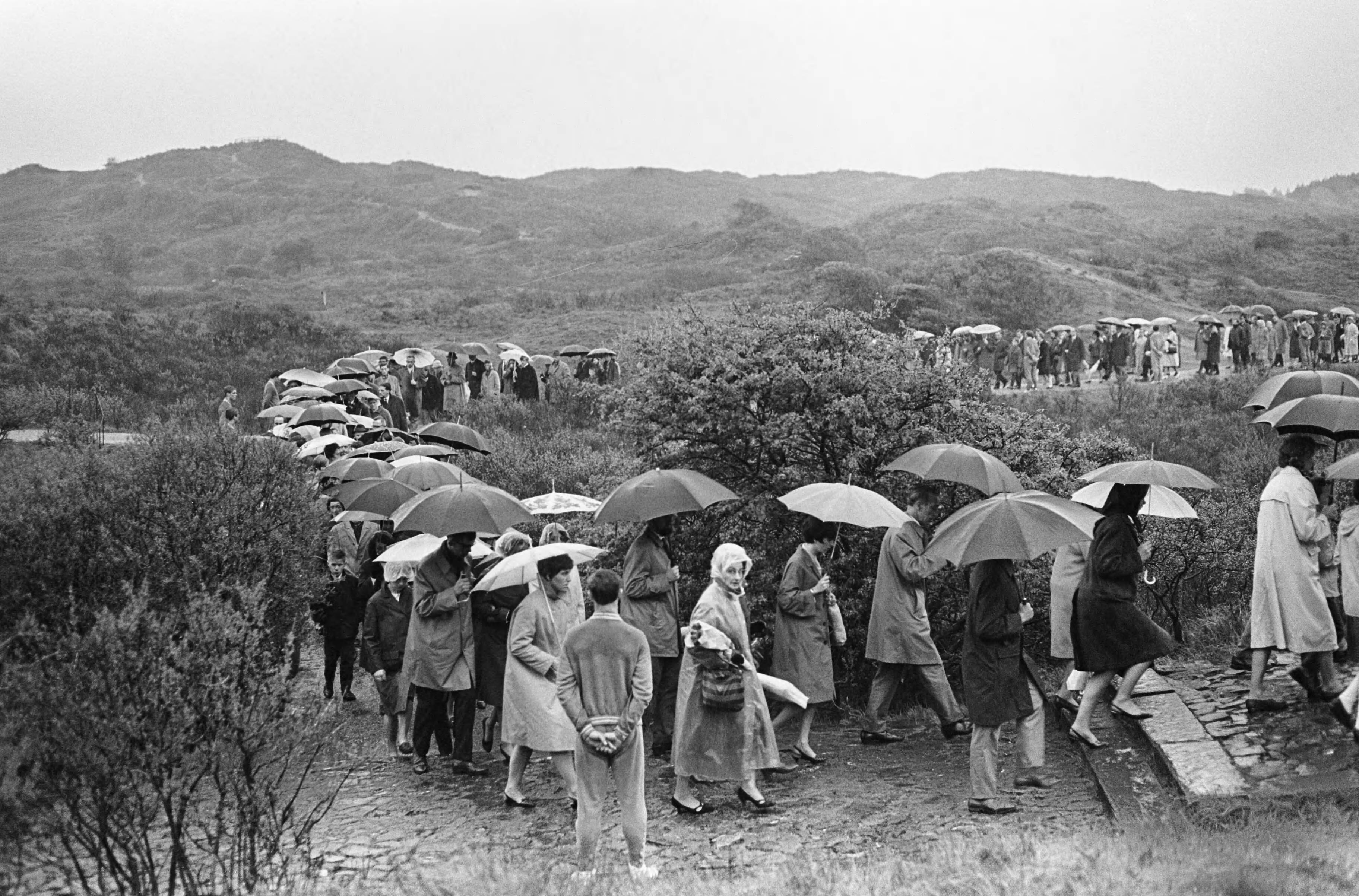 Fotocollectie Anefo — Dodenherdenking op erebegraafplaats te Overveen, tocht door de duinen — Foto: Kroon, Ron / Anefo. Licentie: Set B: Rechtenvrij / Publiek Domein. Bron: Nationaal Archief. http://hdl.handle.net/10648/aae88016-d0b4-102d-bcf8-003048976d84