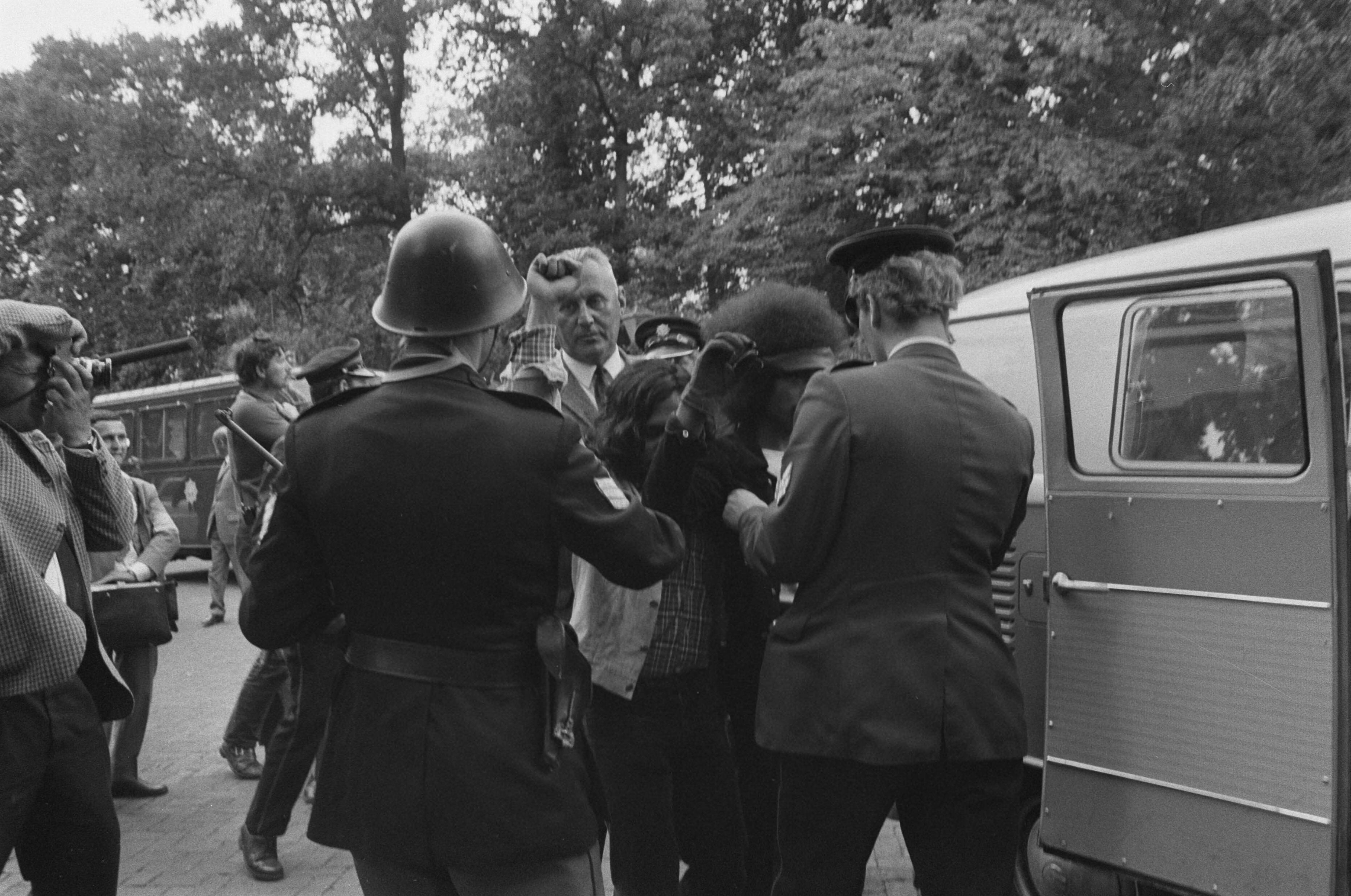 Fotocollectie Anefo — Ambonezen bezetten woning van Indonesische Ambassadeur, Wassenaar — Foto: Evers, Joost / Anefo. Licentie: Set B: Rechtenvrij / Publiek Domein. Bron: Nationaal Archief. http://hdl.handle.net/10648/aba16dce-d0b4-102d-bcf8-003048976d84