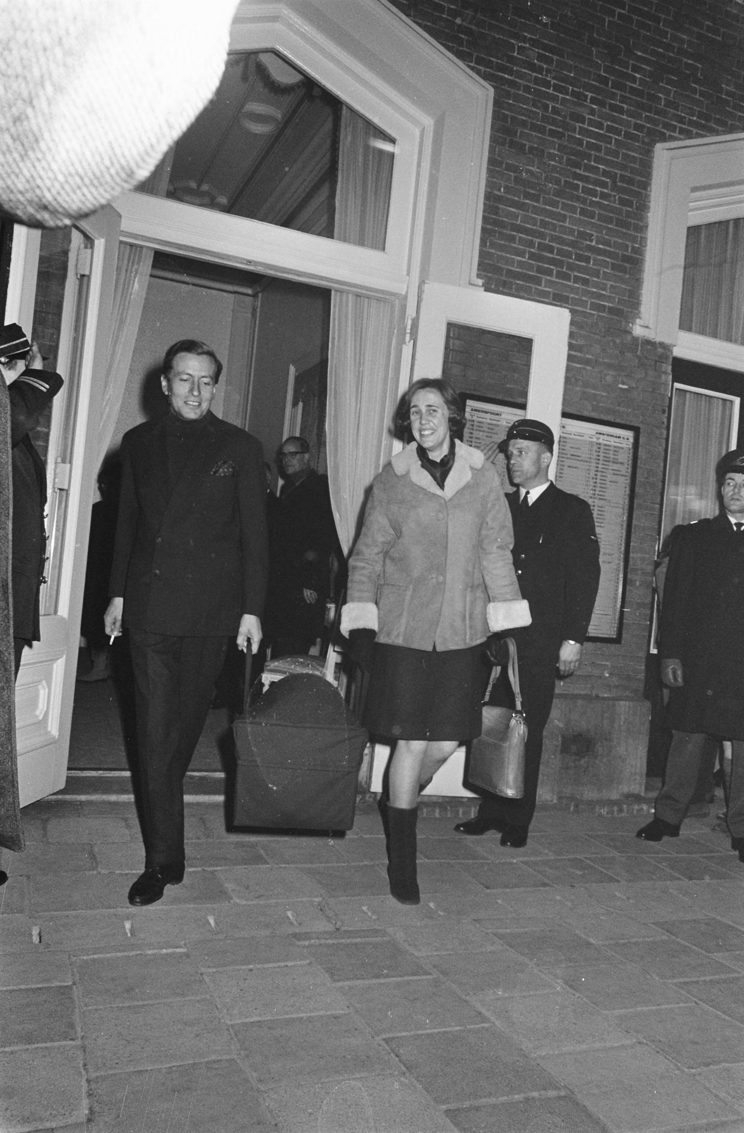 Fotocollectie Anefo — Koninklijke Familie vertrekt per trein station Baarn naar Lech (Oostenrijk) voor wintersportvakantie 12, 13 Prinses Beatrix met Prins Willem Alexander — Foto: Nijs, Jac. de / Anefo. Licentie: Set B: Rechtenvrij / Publiek Domein. Bron: Nationaal Archief. http://hdl.handle.net/10648/ab6150a4-d0b4-102d-bcf8-003048976d84