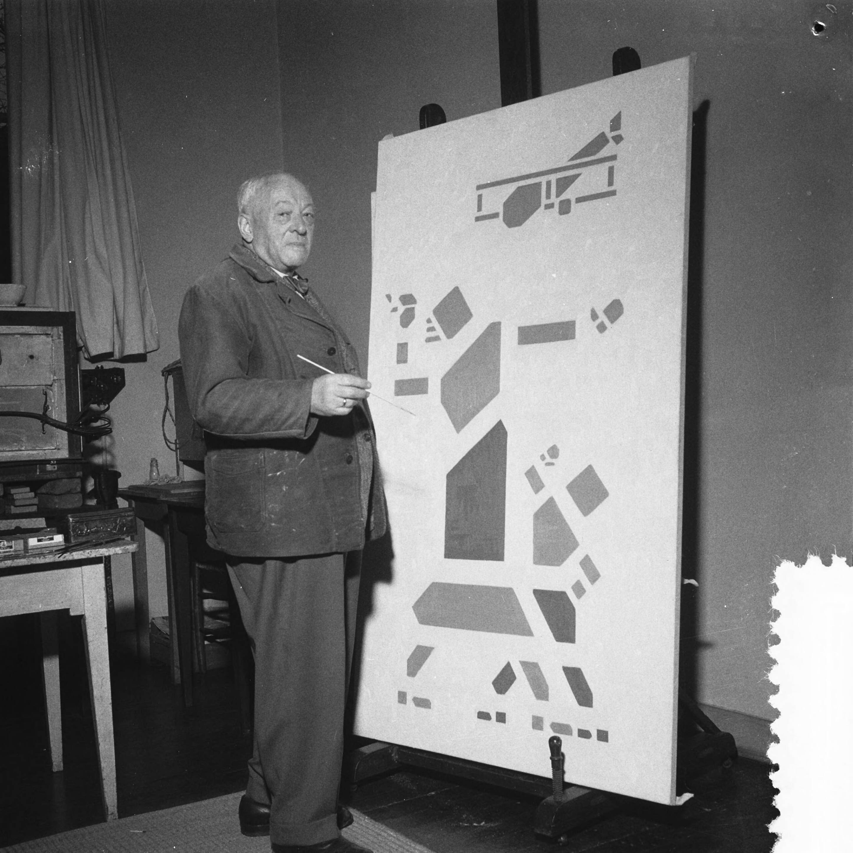 Fotocollectie Anefo — Kunstschilder Bart van der Leck. Onlangs 80 jaar geworden. Een van de oprichters van de Stijlgroep — Foto: Noske, J.D. / Anefo. Licentie: Set B: Rechtenvrij / Publiek Domein. Bron: Nationaal Archief. http://hdl.handle.net/10648/a953a64a-d0b4-102d-bcf8-003048976d84