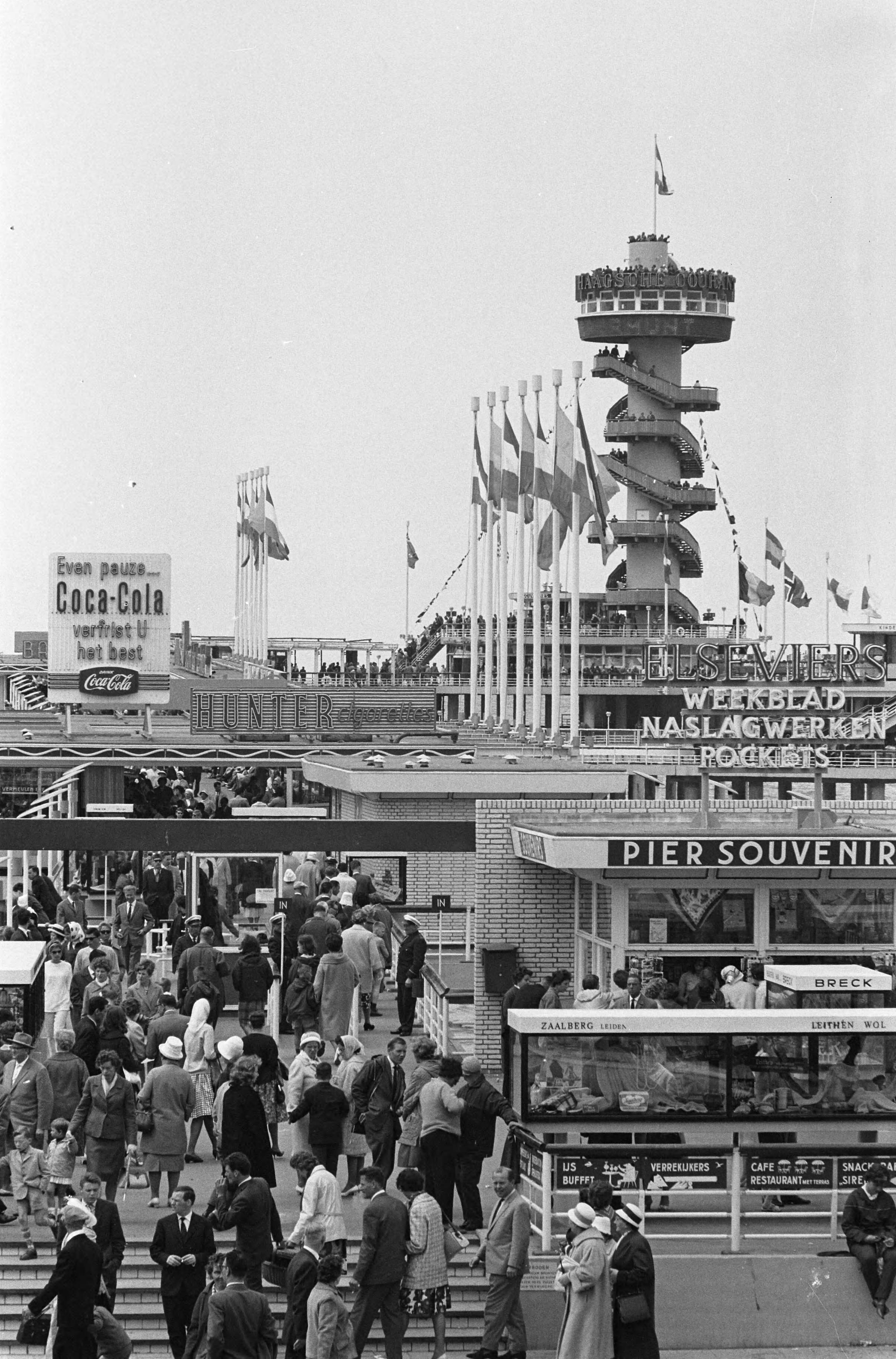 Fotocollectie Anefo — Pinkster-drukte in Scheveningen — Foto: Koch, Eric / Anefo. Licentie: Set B: Rechtenvrij / Publiek Domein. Bron: Nationaal Archief. http://hdl.handle.net/10648/aa0c0456-d0b4-102d-bcf8-003048976d84