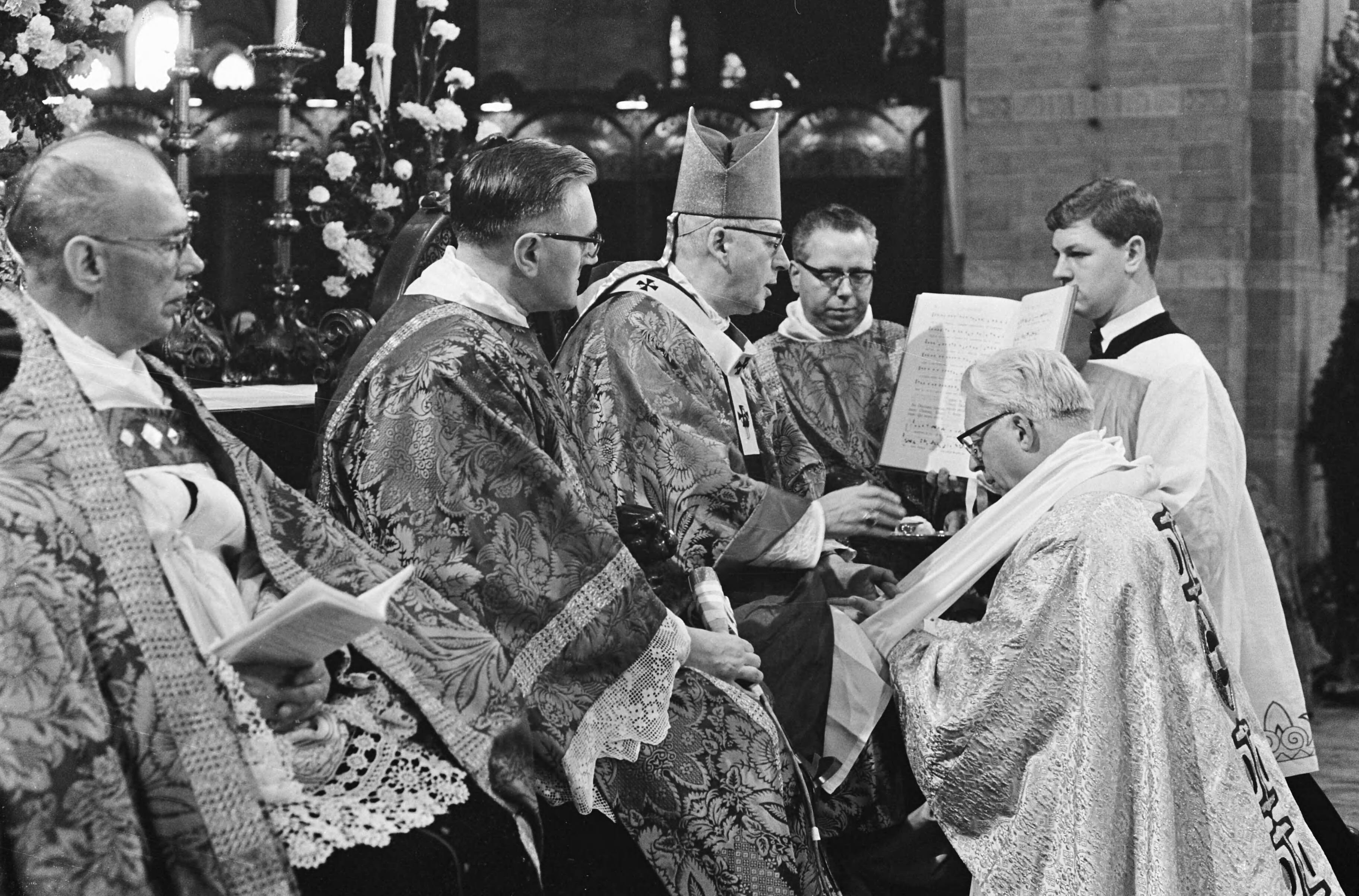 Bisschopswijding van mgr. drs. Th.N.J. Zwartkruis in St. Bavo te Haarlem — Bisschop mgr. drs. Zwartkruis tijdens de inwijding — Foto: Fotograaf Onbekend / Anefo. Licentie: Set B: Rechtenvrij / Publiek Domein. Bron: Nationaal Archief. http://hdl.handle.net/10648/ab0159b0-d0b4-102d-bcf8-003048976d84