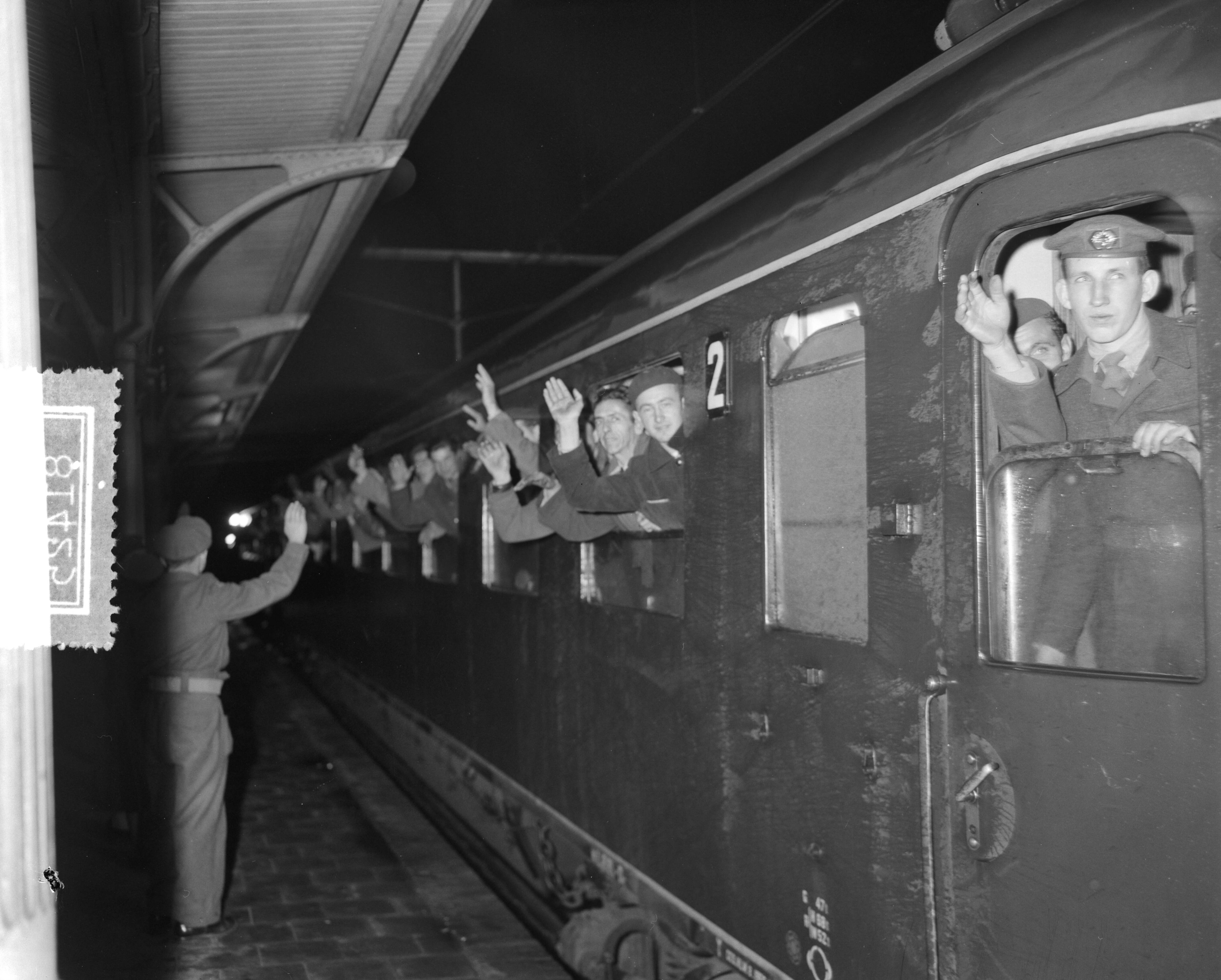 Fotocollectie Anefo — Aankomst Rode Kruistrein met Hongaren te Utrecht — Foto: Behrens, Herbert F. / Anefo. Licentie: Set B: Rechtenvrij / Publiek Domein. Bron: Nationaal Archief. http://hdl.handle.net/10648/a952b7da-d0b4-102d-bcf8-003048976d84