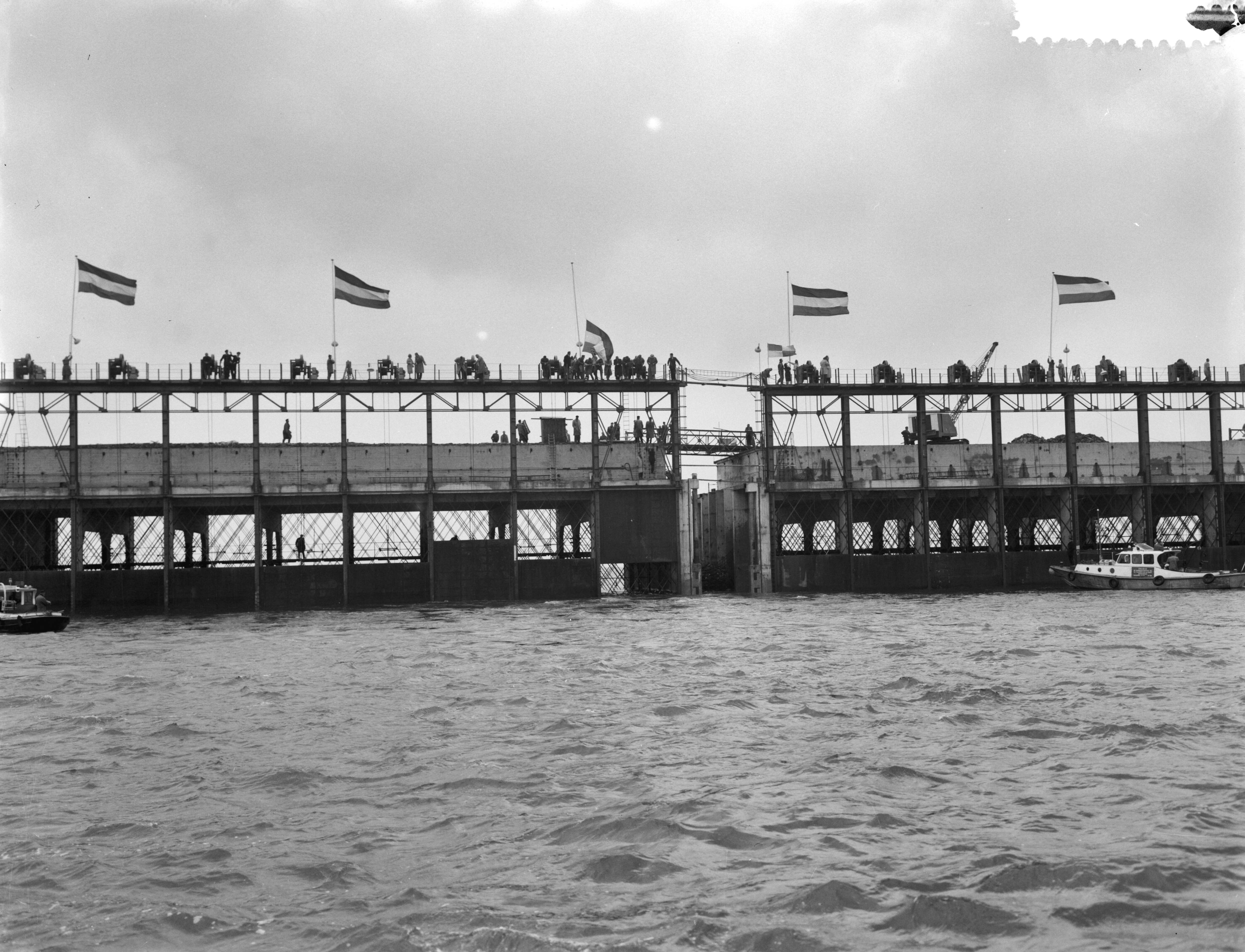 Fotocollectie Anefo — Definitieve sluiting van het Veerse Gat. Even voor de afsluiting — Foto: Rossem, Wim van / Anefo. Licentie: Set B: Rechtenvrij / Publiek Domein. Bron: Nationaal Archief. http://hdl.handle.net/10648/a9d31dc6-d0b4-102d-bcf8-003048976d84