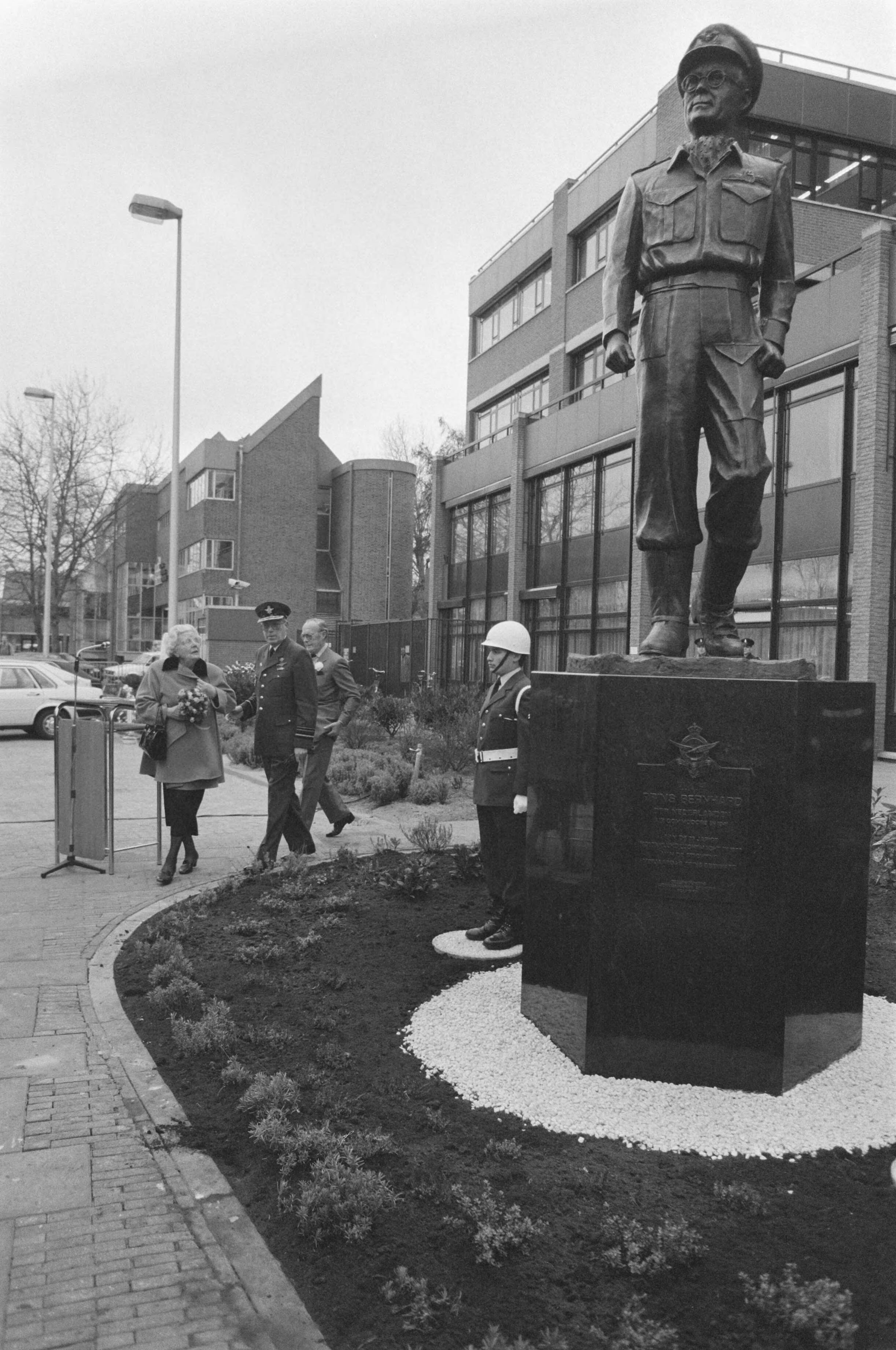 Fotocollectie Anefo — Beeld "Prins Bernhard" (in uniform luchtmacht) onthuld Den Haag ; het beeld "Prins Bernhard" — Foto: Croes, Rob C. / Anefo. Licentie: Set B: Rechtenvrij / Publiek Domein. Bron: Nationaal Archief. http://hdl.handle.net/10648/ad6f595e-d0b4-102d-bcf8-003048976d84