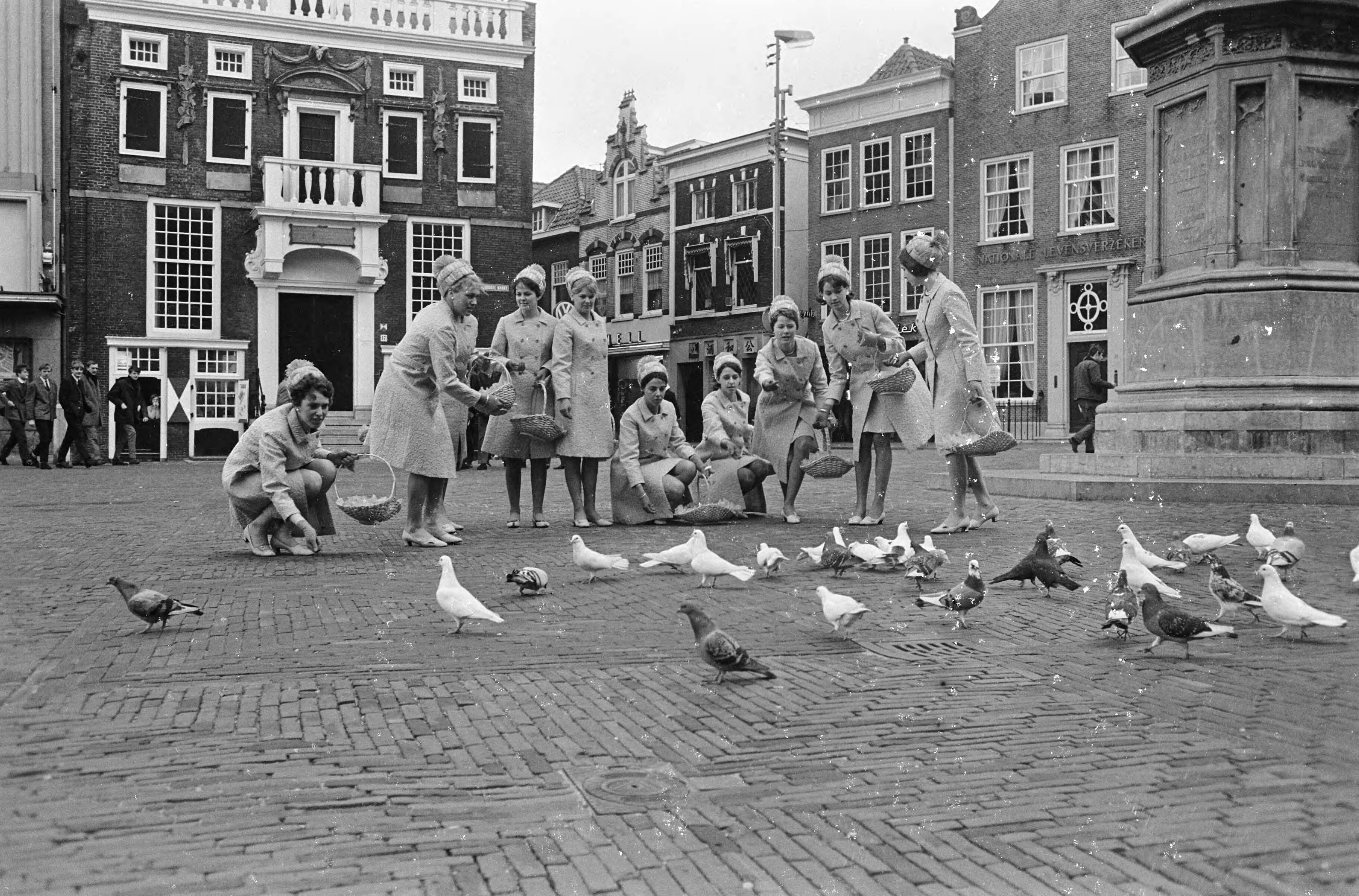 Fotocollectie Anefo — Haarlemse bloemenmeisjes — Foto: Koch, Eric / Anefo. Licentie: Set B: Rechtenvrij / Publiek Domein. Bron: Nationaal Archief. http://hdl.handle.net/10648/ab11e79e-d0b4-102d-bcf8-003048976d84