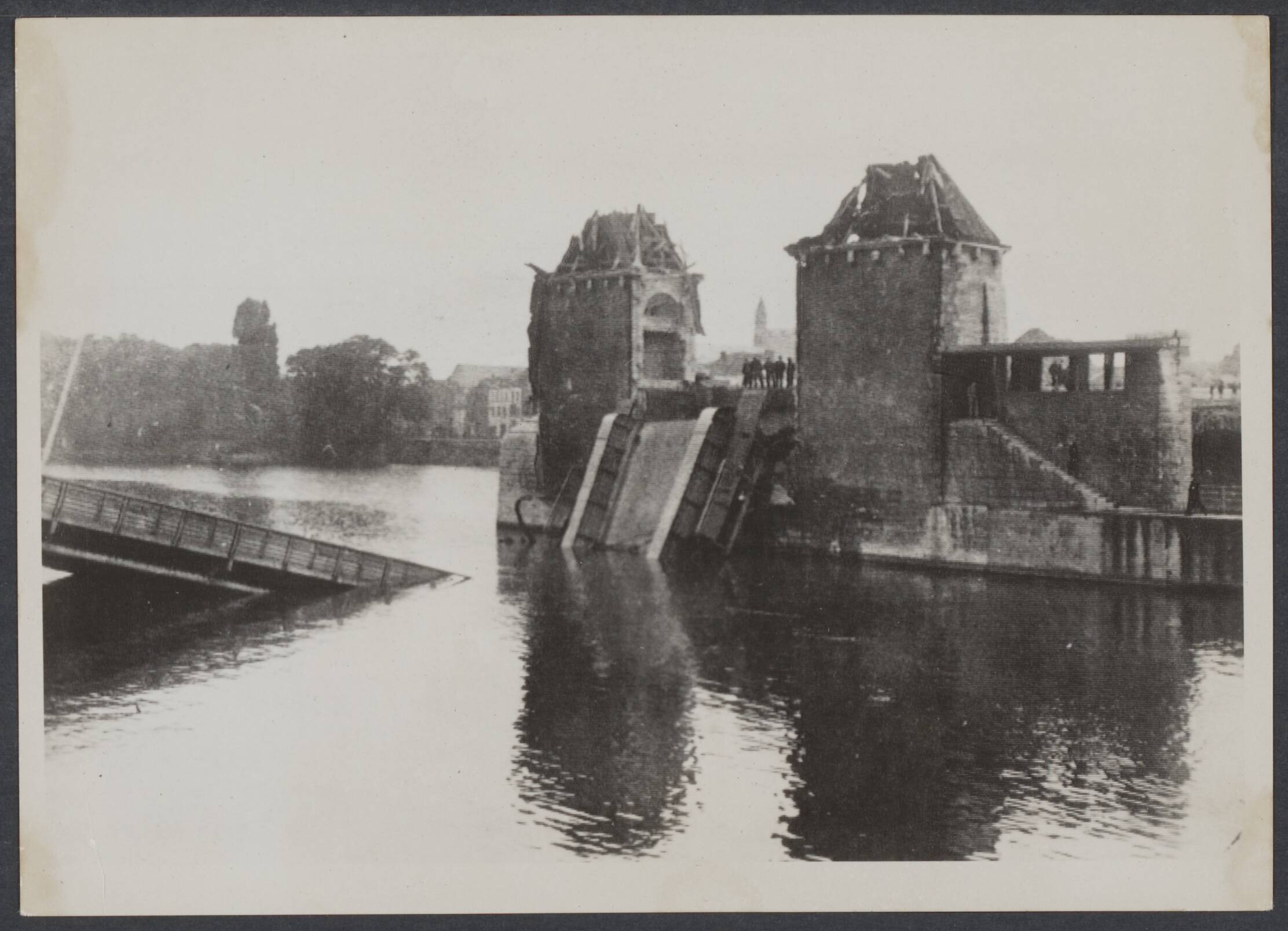 Maastricht, 1940 en 1945 — [reeks: Maastricht, 1940 en 1945] — Foto: Onbekend / Publiek Domein of Rechtenvrij. Licentie: Set B: Rechtenvrij / Publiek Domein. Bron: Nationaal Archief. http://hdl.handle.net/10648/3df039f5-66a1-1428-c2c3-f58b41c7939b