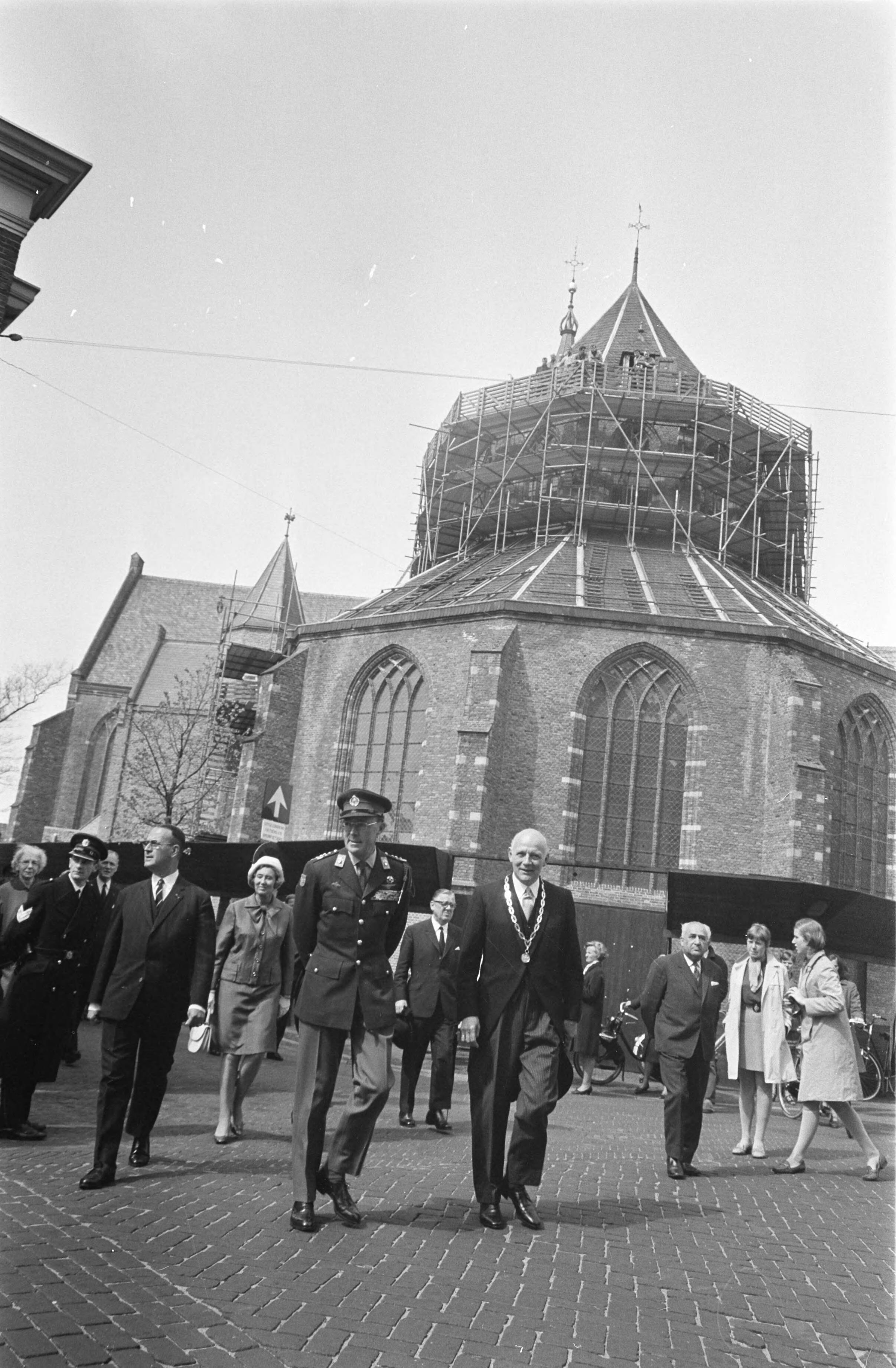 Fotocollectie Anefo — ZKH Prins Bernhard opent uitbreiding van het Vestingmuseum te Naarden Prins Bernhard, naast hem burgemeester N.J.C. Cramer, wandelt door Naarden — Foto: Evers, Joost / Anefo. Licentie: Set B: Rechtenvrij / Publiek Domein. Bron: Nationaal Archief. http://hdl.handle.net/10648/ab682b9a-d0b4-102d-bcf8-003048976d84