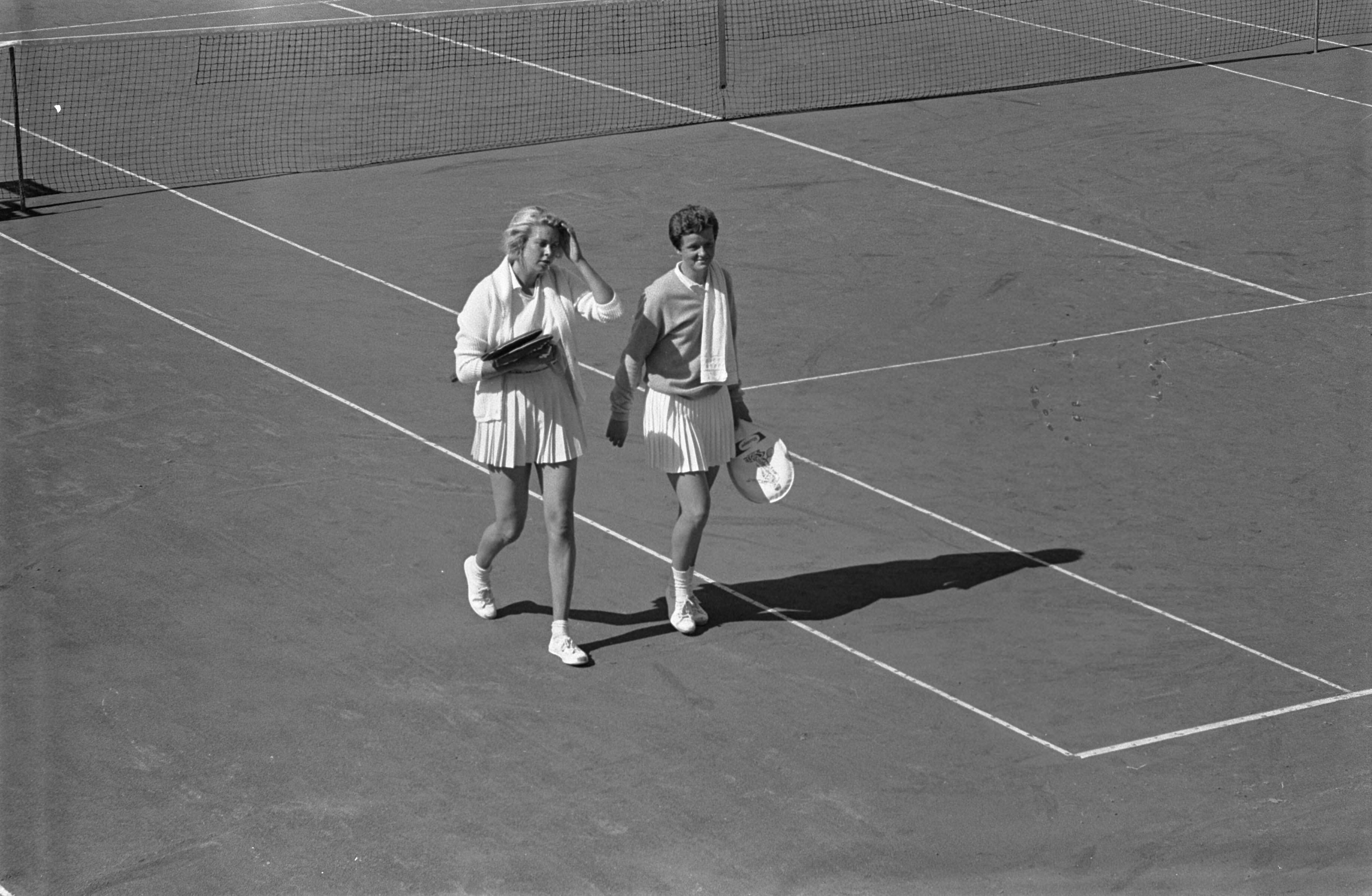 Fotocollectie Anefo — Nederlandse tenniskampioenschappen op de METS-banen te Scheveningen. Fredy Marinkelle (links) werd iin de 2e ronde in drie sets uitgeschakeld door de 17-jarige Betty Stöve uit Rotterdam — Foto: Bilsen, Joop van / Anefo. Licentie: Set B: Rechtenvrij / Publiek Domein. Bron: Nationaal Archief. http://hdl.handle.net/10648/aa139806-d0b4-102d-bcf8-003048976d84