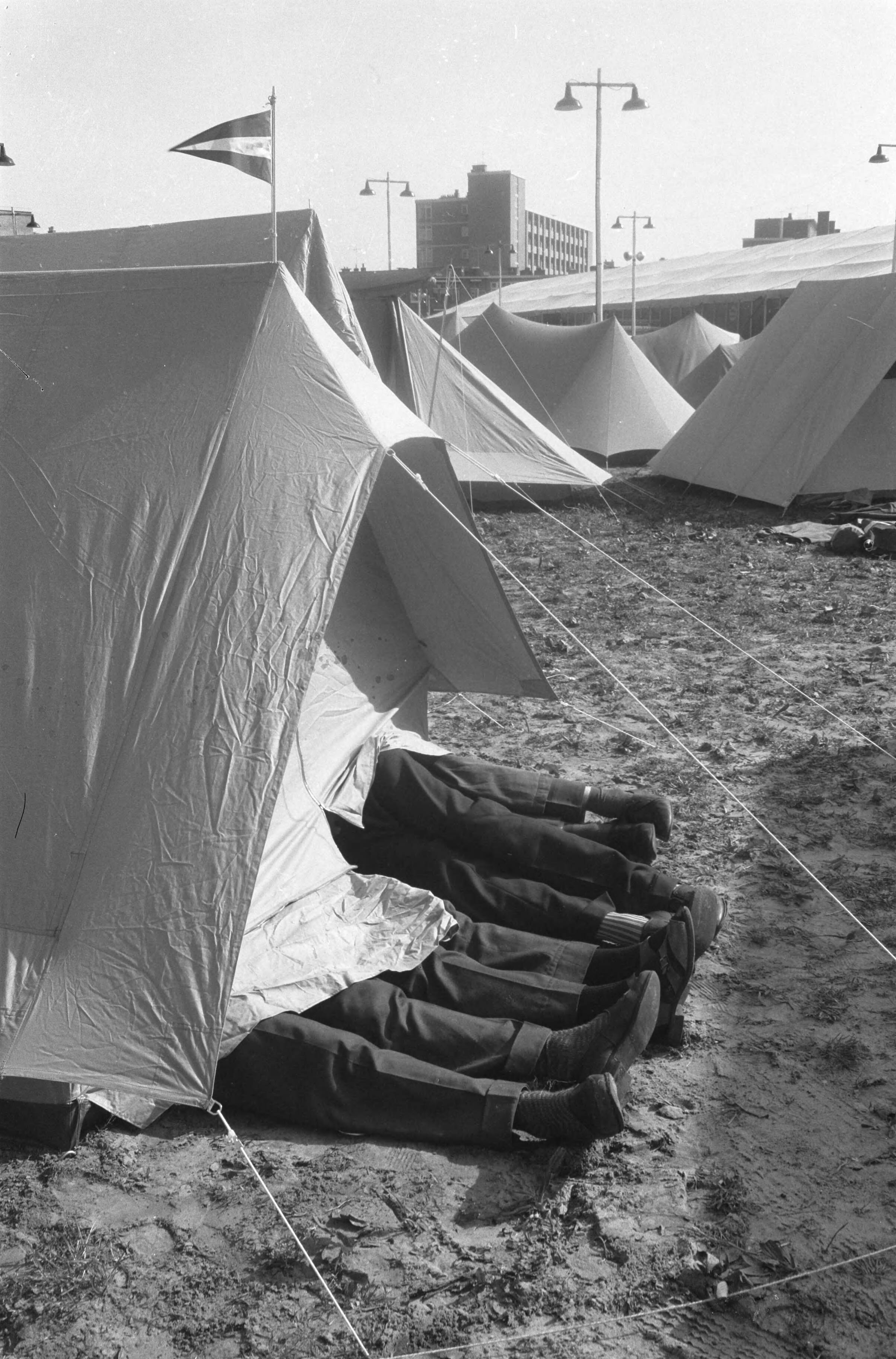 Fotocollectie Anefo — Inrichten tentoonstelling "Goed Kamp" in de Houtrusthal in Den Haag . Een te "klein kamp" op "Goed Kamp" — Foto: Pot, Harry / Anefo. Licentie: Set B: Rechtenvrij / Publiek Domein. Bron: Nationaal Archief. http://hdl.handle.net/10648/a9d00a32-d0b4-102d-bcf8-003048976d84