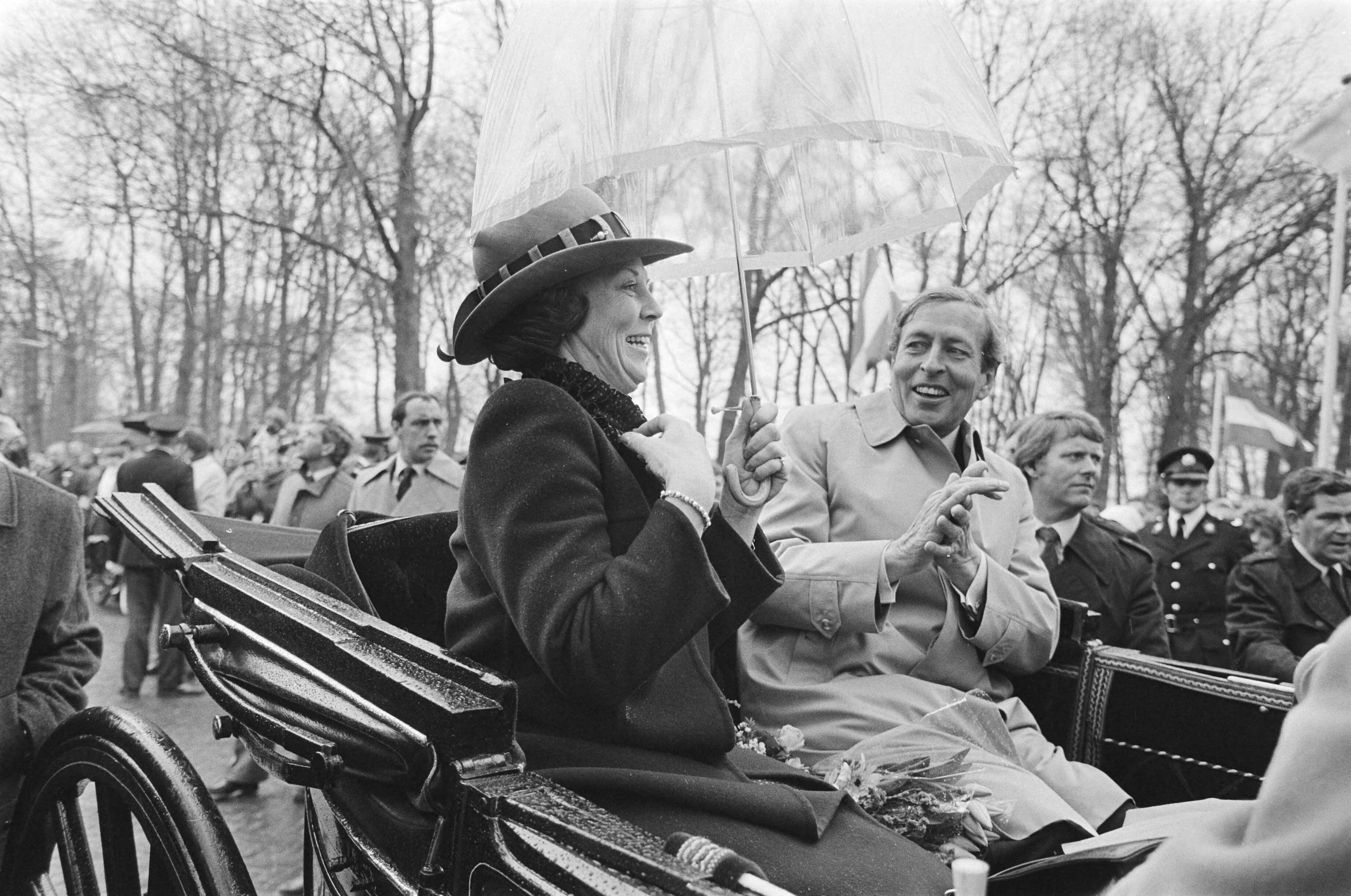 Fotocollectie Anefo — Koninginnedag, koninklijke familie in Zuidlaren. Beatrix en Claus in de koets tijdens rondrit — Foto: Bogaerts, Rob / Anefo. Licentie: Set B: Rechtenvrij / Publiek Domein. Bron: Nationaal Archief. http://hdl.handle.net/10648/ad16625e-d0b4-102d-bcf8-003048976d84