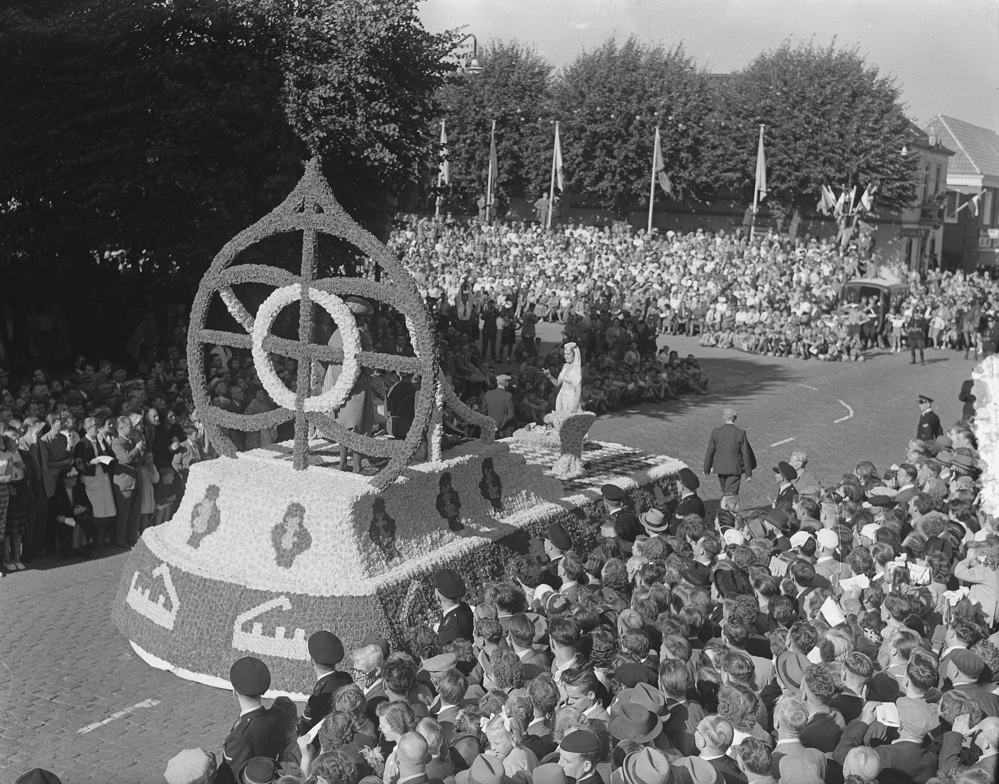 Bloemencorso Zundert. Praalwagens — Foto: Duinen, H. van / Anefo. — Licentie: Set B: Rechtenvrij / Publiek Domein. Bron: Nationaal Archief. http://hdl.handle.net/10648/a912a15e-d0b4-102d-bcf8-003048976d84