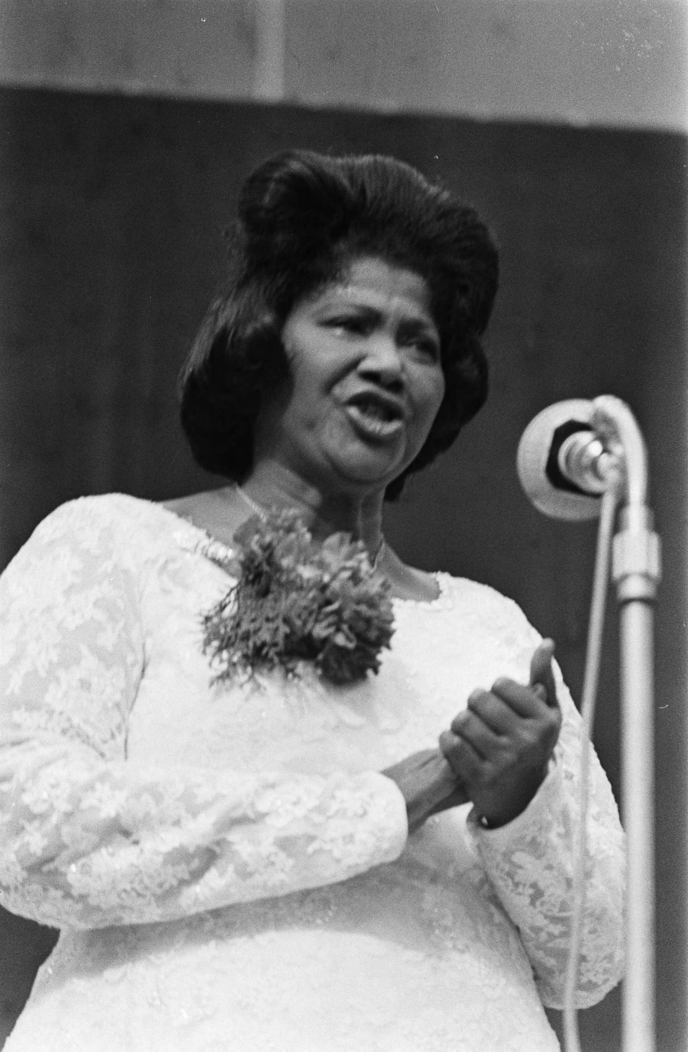 Fotocollectie Anefo — Mahalia Jackson tijdens haar optreden in de Irenehal in Utrecht voor jeugdmanifestatie Jeugd en Bijbel , tijdens haar optreden — Foto: Gelderen, Hugo van / Anefo. Licentie: Set B: Rechtenvrij / Publiek Domein. Bron: Nationaal Archief. http://hdl.handle.net/10648/aa6816c4-d0b4-102d-bcf8-003048976d84