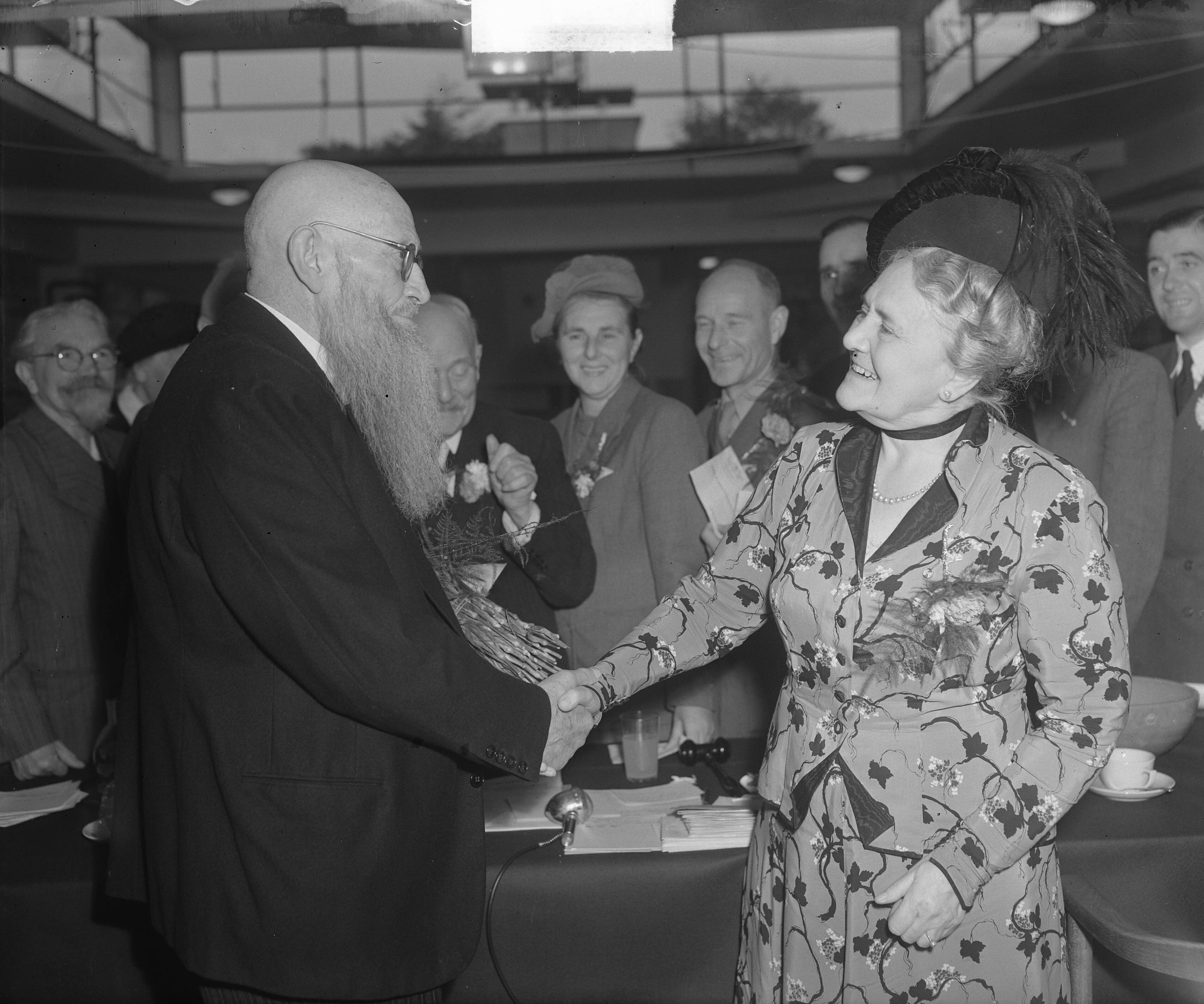 Zonnestraal 25 jaar — Sanatorium Zonnestraal bestaat 25 jaar. Jan van Zutphen wordt gefeliciteerd door actrice Rika Hopper — Foto: Winterbergen, Rolf / Anefo. Licentie: Set B: Rechtenvrij / Publiek Domein. Bron: Nationaal Archief. http://hdl.handle.net/10648/a8dfe818-d0b4-102d-bcf8-003048976d84