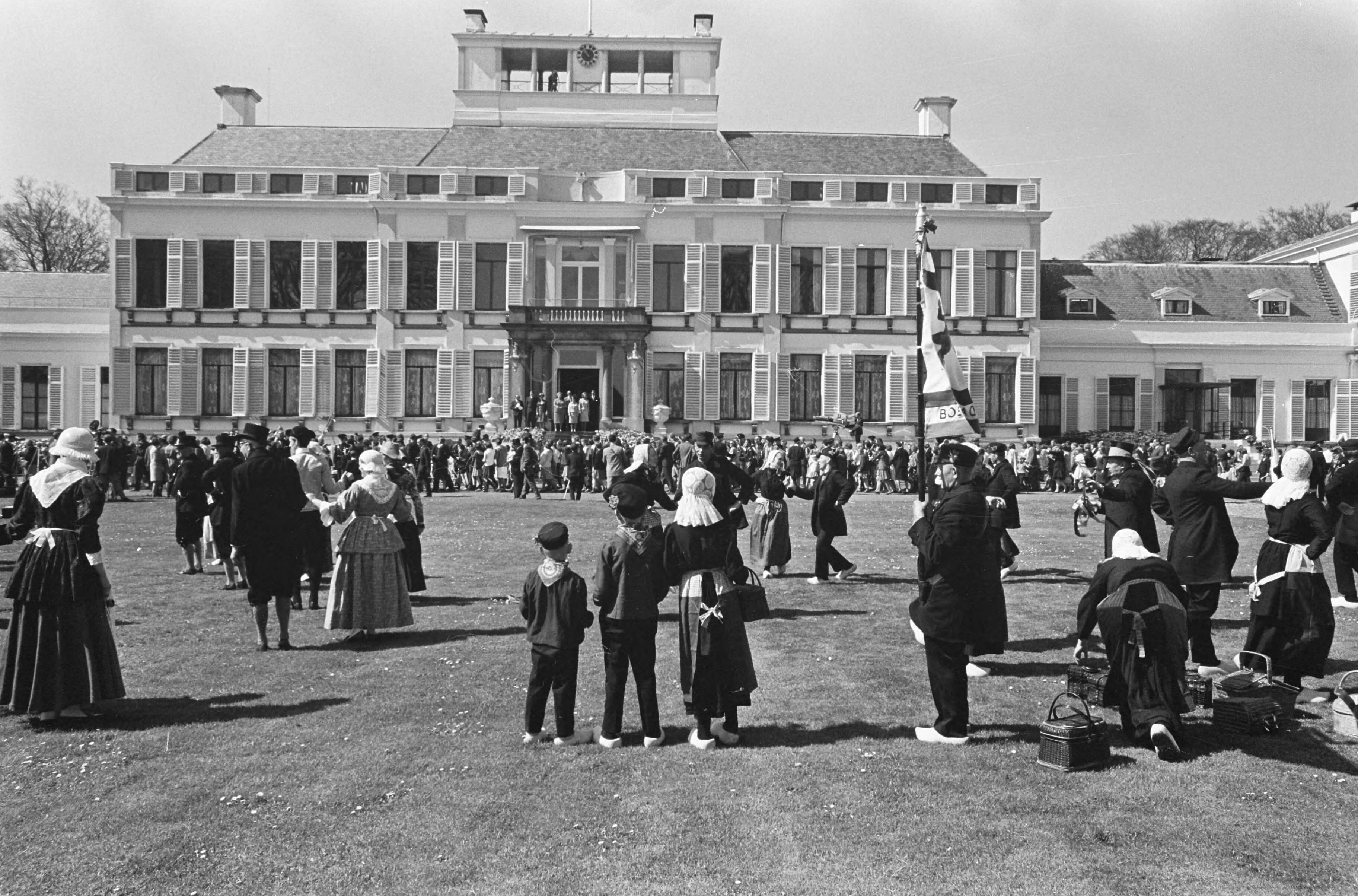 Fotocollectie Anefo — Koninginnedag, defilee op Soestdijk, folkloristische dansgroep in paleistuin — Foto: Kroon, Ron / Anefo. Licentie: Set B: Rechtenvrij / Publiek Domein. Bron: Nationaal Archief. http://hdl.handle.net/10648/aae81f22-d0b4-102d-bcf8-003048976d84
