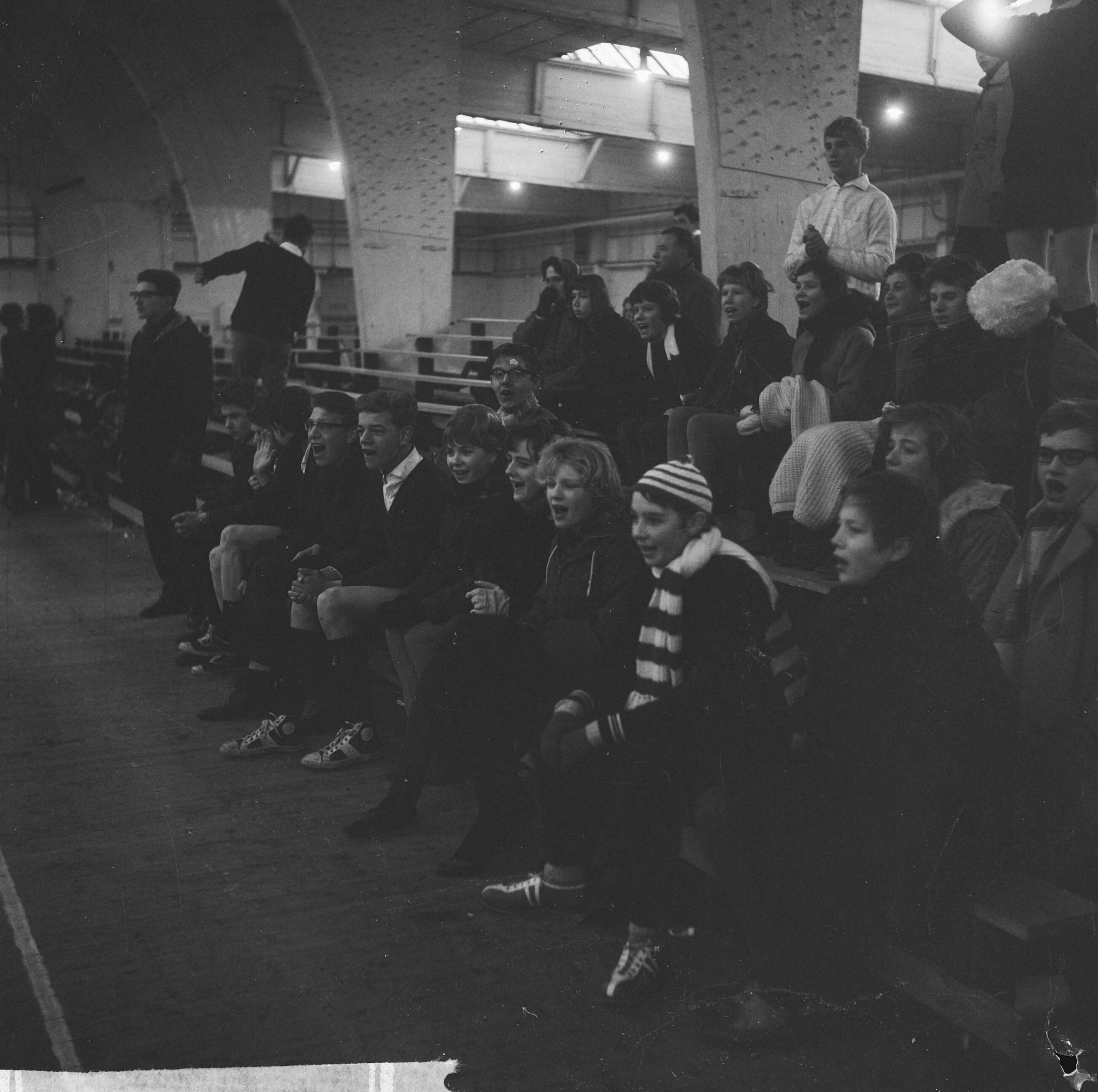 Fotocollectie Anefo — Schoolkersttoernooi in de RAI te Amsterdam georganiseerd door de Sazabo-schoolsportcommissie, de supporters langs de kant — Foto: Nijs, Jac. de / Anefo. Licentie: Set B: Rechtenvrij / Publiek Domein. Bron: Nationaal Archief. http://hdl.handle.net/10648/aa23ce2e-d0b4-102d-bcf8-003048976d84