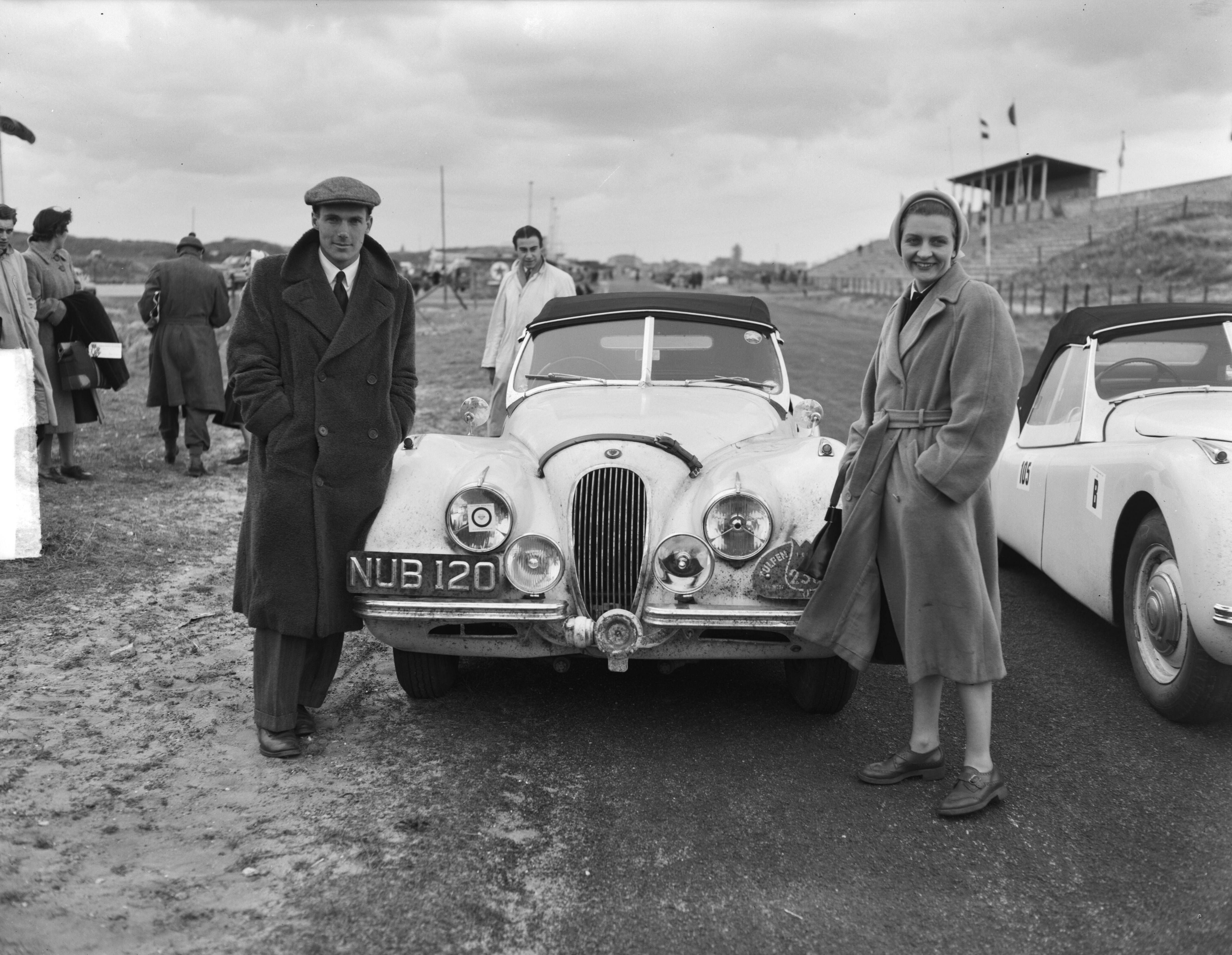 Tulpen Rallye 1951 — Ian en Pat Appleyard met hun Jaguar. Winnaars Klasse I (1500cc en hoger) van de 3e Tulpen-Rallye — Foto: Pot, Harry / Anefo. Licentie: Set B: Rechtenvrij / Publiek Domein. Bron: Nationaal Archief. http://hdl.handle.net/10648/a8e94110-d0b4-102d-bcf8-003048976d84