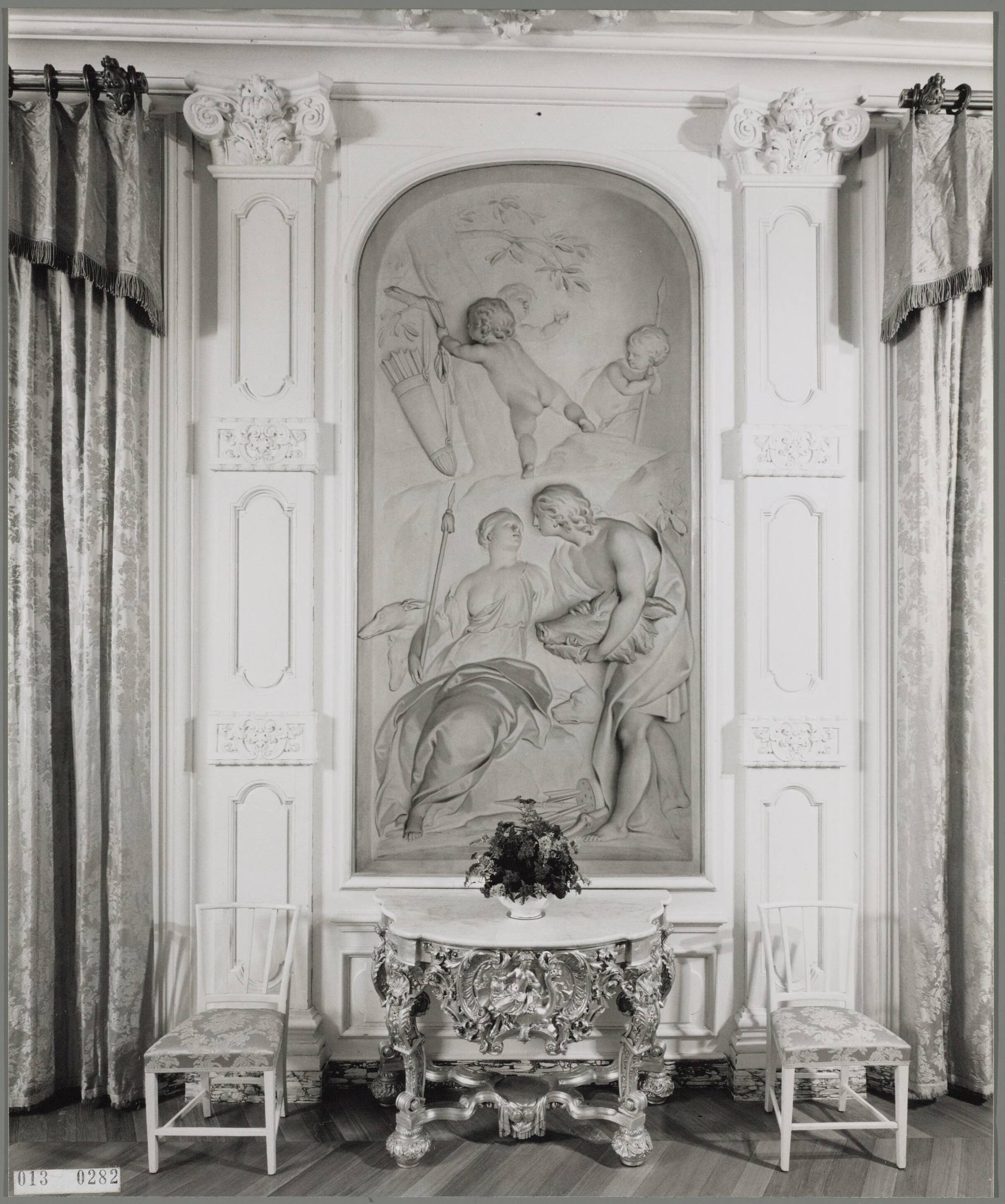 Paleis Huis ten Bosch te Den Haag — Witte eetzaal met wandtafel Daniël Marot — Foto: Hofmeester, Bart / RVD. Licentie: Set B: Rechtenvrij / Publiek Domein. Bron: Nationaal Archief. http://hdl.handle.net/10648/afa870a2-d0b4-102d-bcf8-003048976d84