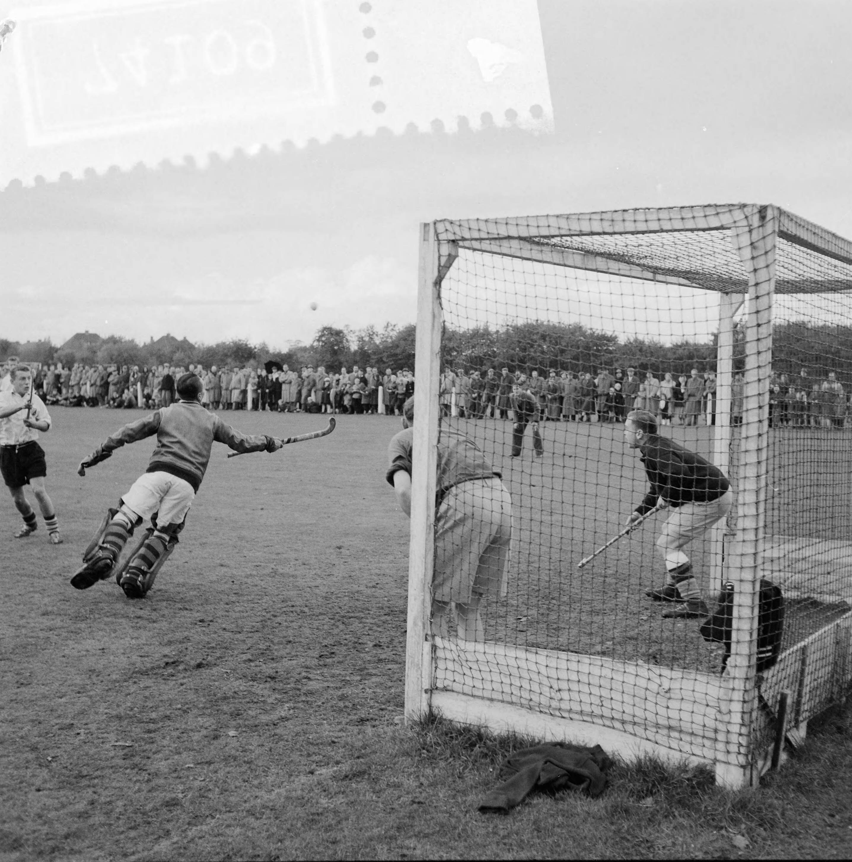 Fotocollectie Anefo — Hockey. Laren tegen HHIJC 2-0. Spelmoment — Foto: Behrens, Herbert F. / Anefo. Licentie: Set B: Rechtenvrij / Publiek Domein. Bron: Nationaal Archief. http://hdl.handle.net/10648/a93ded32-d0b4-102d-bcf8-003048976d84
