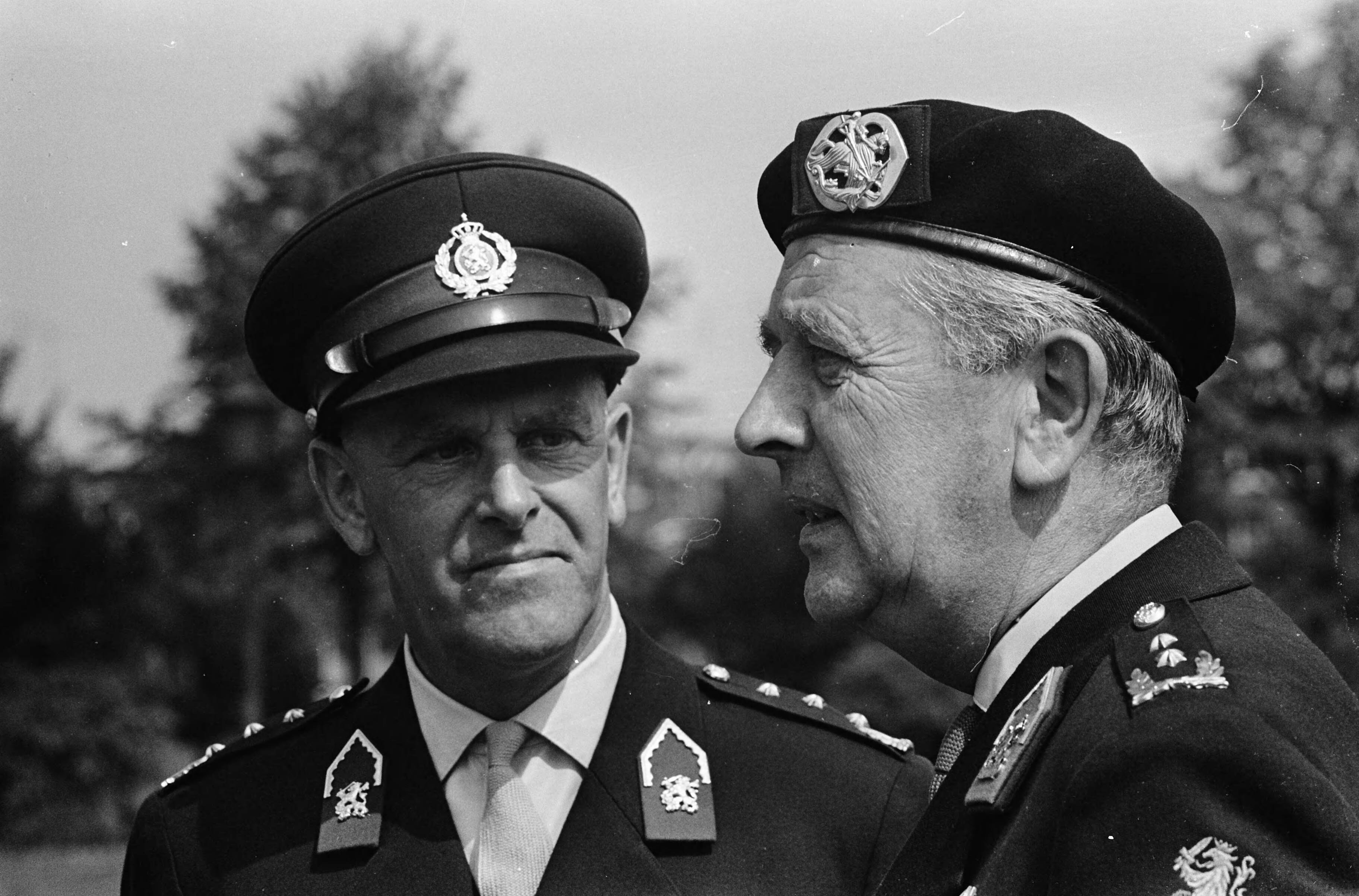 Fotocollectie Anefo — Commando-overdracht K.M.A. te Breda. Links de nieuwe gouverneur, luitenant-generaal A.V. van den Wall Bake, rechts de scheidende commandant, generaal-majoor W.C.H. van Reede — Foto: Koch, Eric / Anefo. Licentie: Set B: Rechtenvrij / Publiek Domein. Bron: Nationaal Archief. http://hdl.handle.net/10648/aa720fbc-d0b4-102d-bcf8-003048976d84