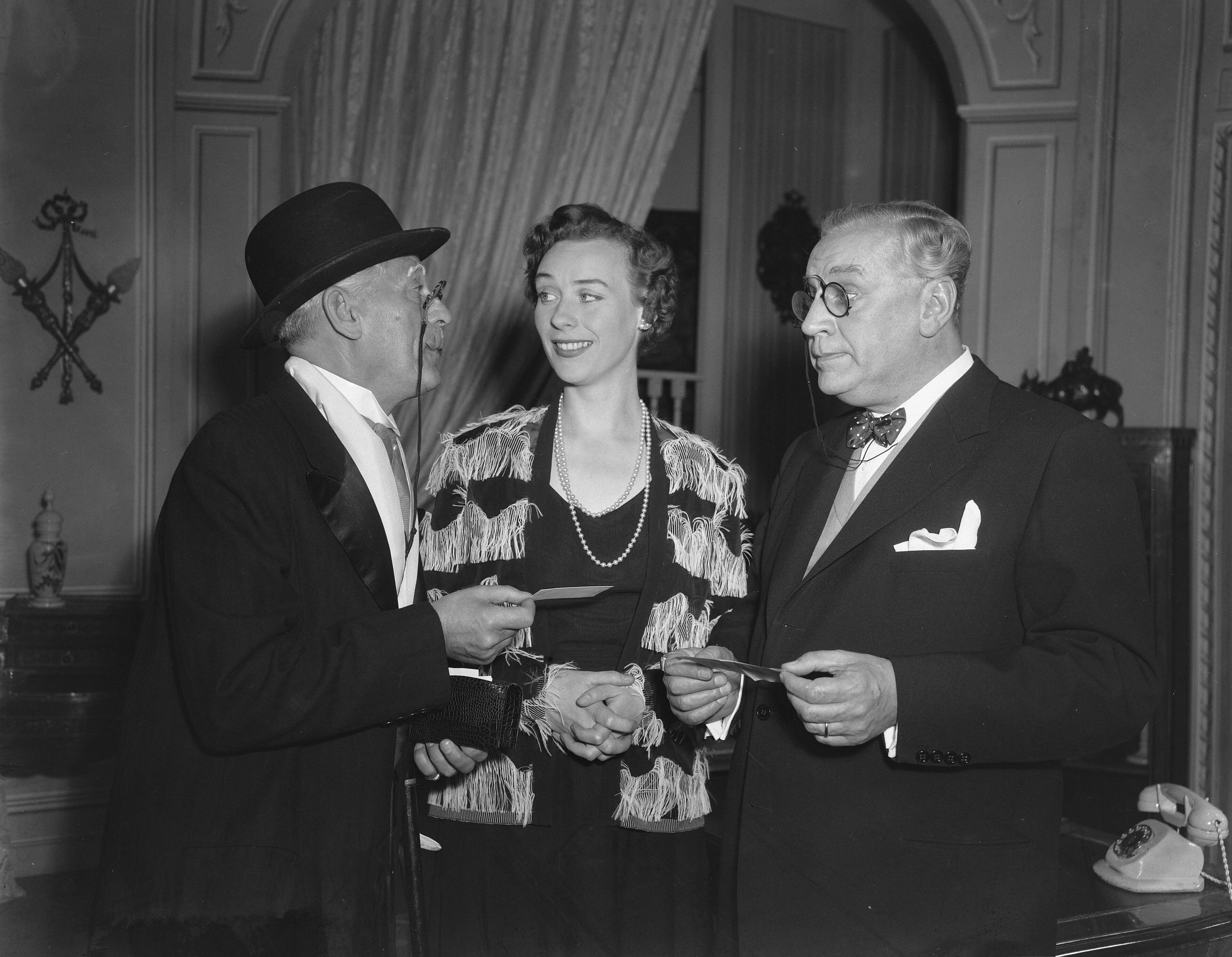 Fotocollectie Anefo — 35-jarig toneeljubileum Cees Laseur, Den Haag. Vlnr. Theo Frenkel?, Elisabeth Andersen, Cees Laseur — Foto: Duinen, G.W. van / Anefo. Licentie: Set B: Rechtenvrij / Publiek Domein. Bron: Nationaal Archief. http://hdl.handle.net/10648/a9144158-d0b4-102d-bcf8-003048976d84