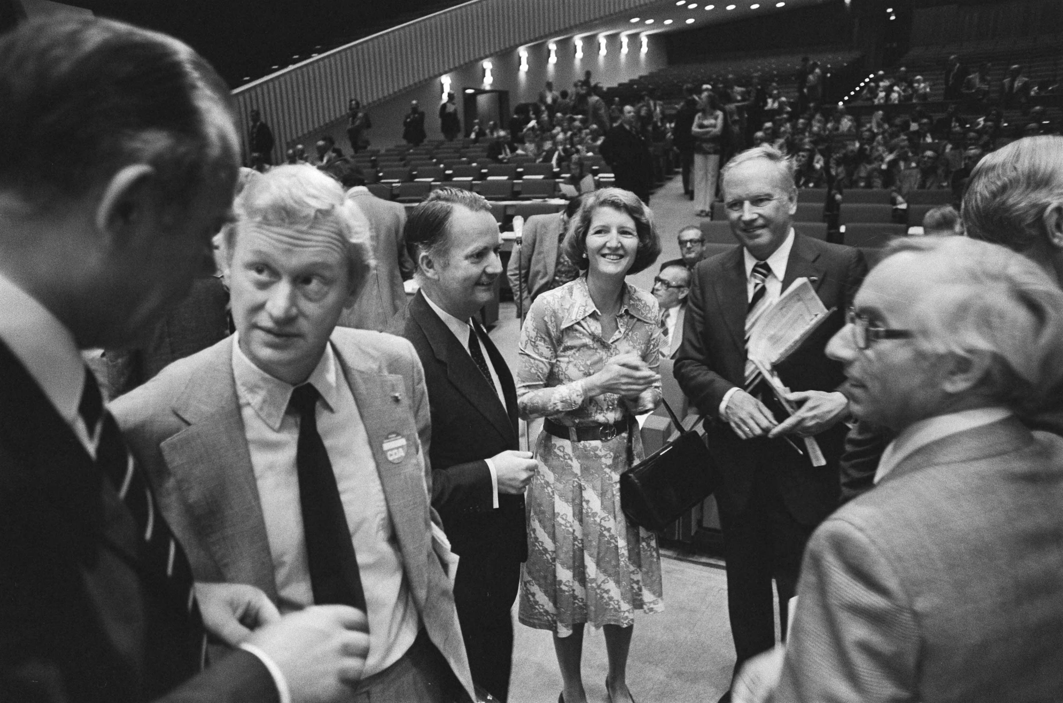 Het eerste CDA-congres te Den Haag — V.l.n.r. Aantjes, Andriessen en daarnaast Verschuer — Foto: Mieremet, Rob / Anefo. Licentie: Set B: Rechtenvrij / Publiek Domein. Bron: Nationaal Archief. http://hdl.handle.net/10648/ac7078f8-d0b4-102d-bcf8-003048976d84