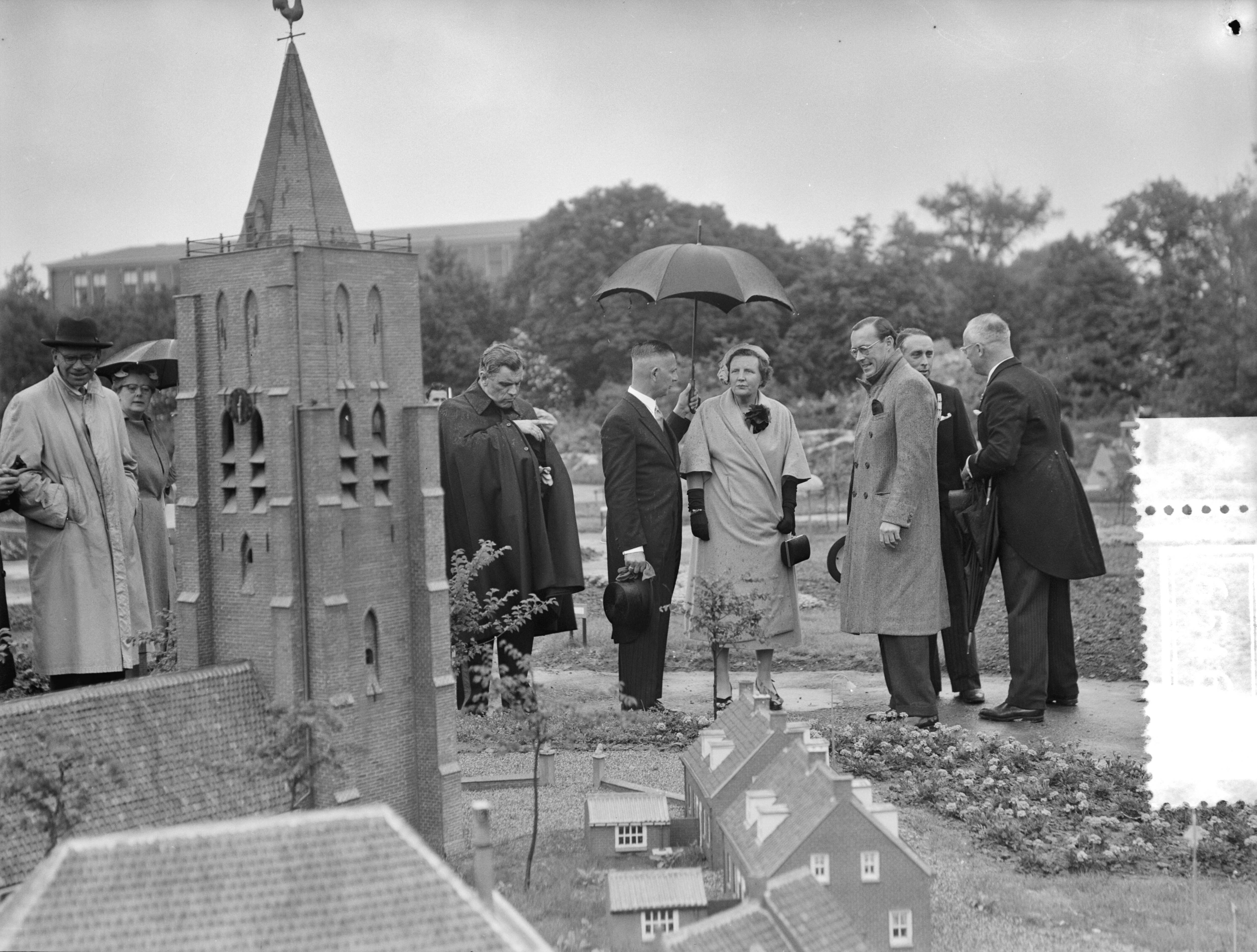 Koningin Juliana en prins Bernhard bezoeken Walcheren — Koningin Juliana en prins Bernhard bezoeken Miniatuur Walcheren te Middelburg — Foto: Bilsen, Joop van / Anefo. Licentie: Set B: Rechtenvrij / Publiek Domein. Bron: Nationaal Archief. http://hdl.handle.net/10648/a9245c32-d0b4-102d-bcf8-003048976d84
