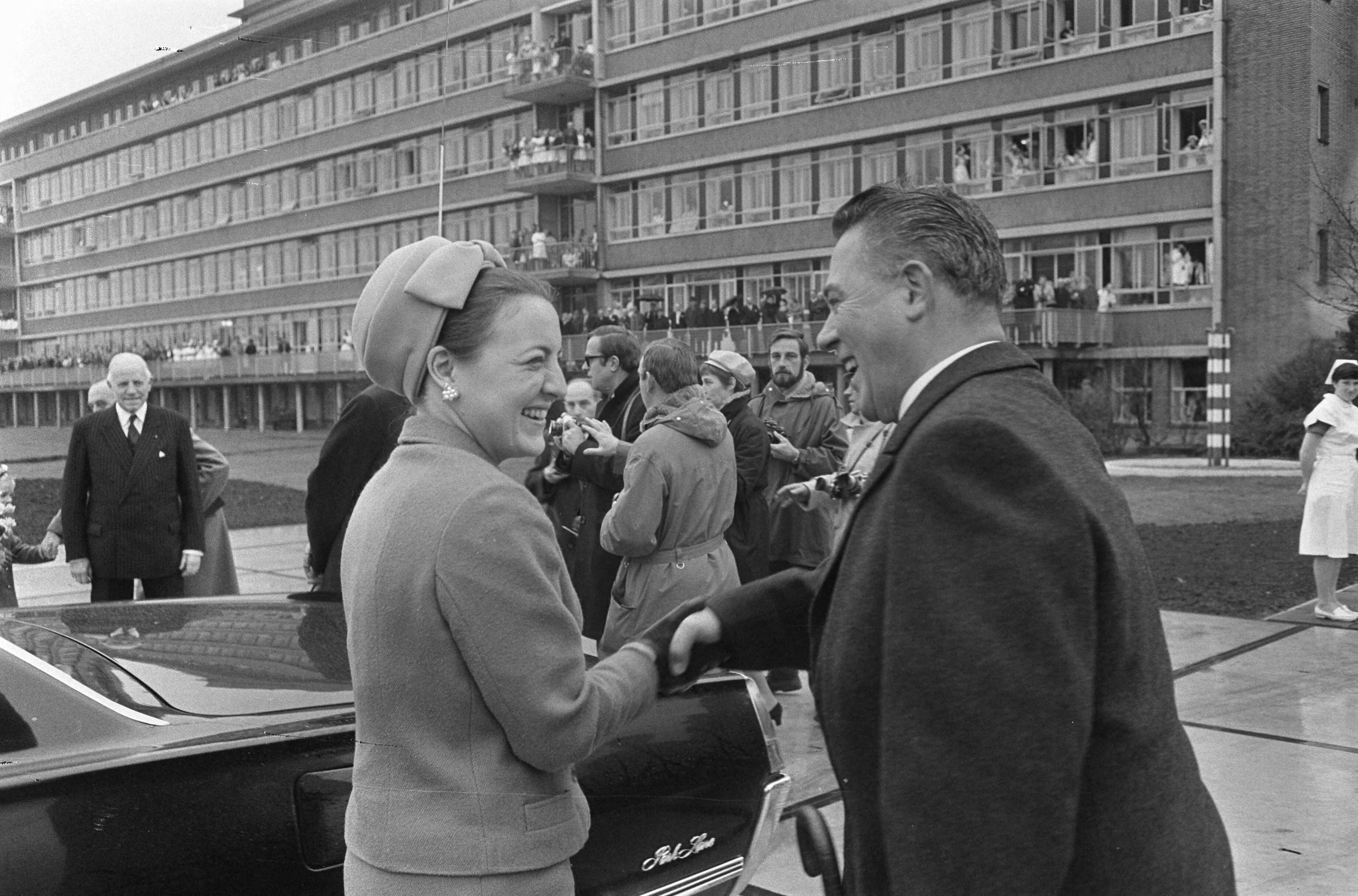 Fotocollectie Anefo — Prinses Margriet opende Helihaven Rode Kruis bij ziekenhuis te Den Haag — Foto: Koch, Eric / Anefo. Licentie: Set B: Rechtenvrij / Publiek Domein. Bron: Nationaal Archief. http://hdl.handle.net/10648/ab55524a-d0b4-102d-bcf8-003048976d84