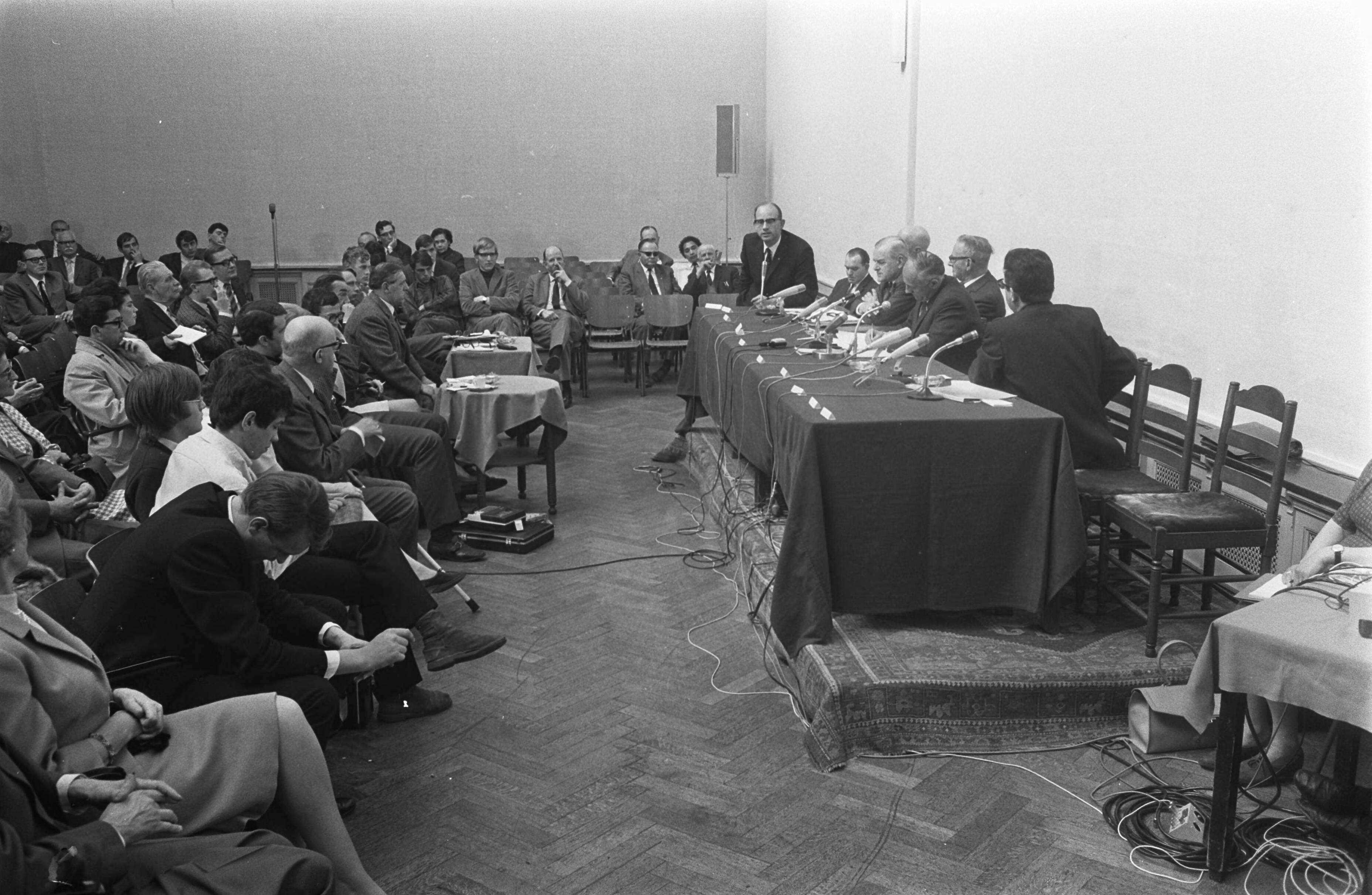 Fotocollectie Anefo — Serve-in van Nationaal Instituut Orde en Veiligheid te Den Haag . Overzicht serve-in — Foto: Koch, Eric / Anefo. Licentie: Set B: Rechtenvrij / Publiek Domein. Bron: Nationaal Archief. http://hdl.handle.net/10648/ab3c1f5a-d0b4-102d-bcf8-003048976d84