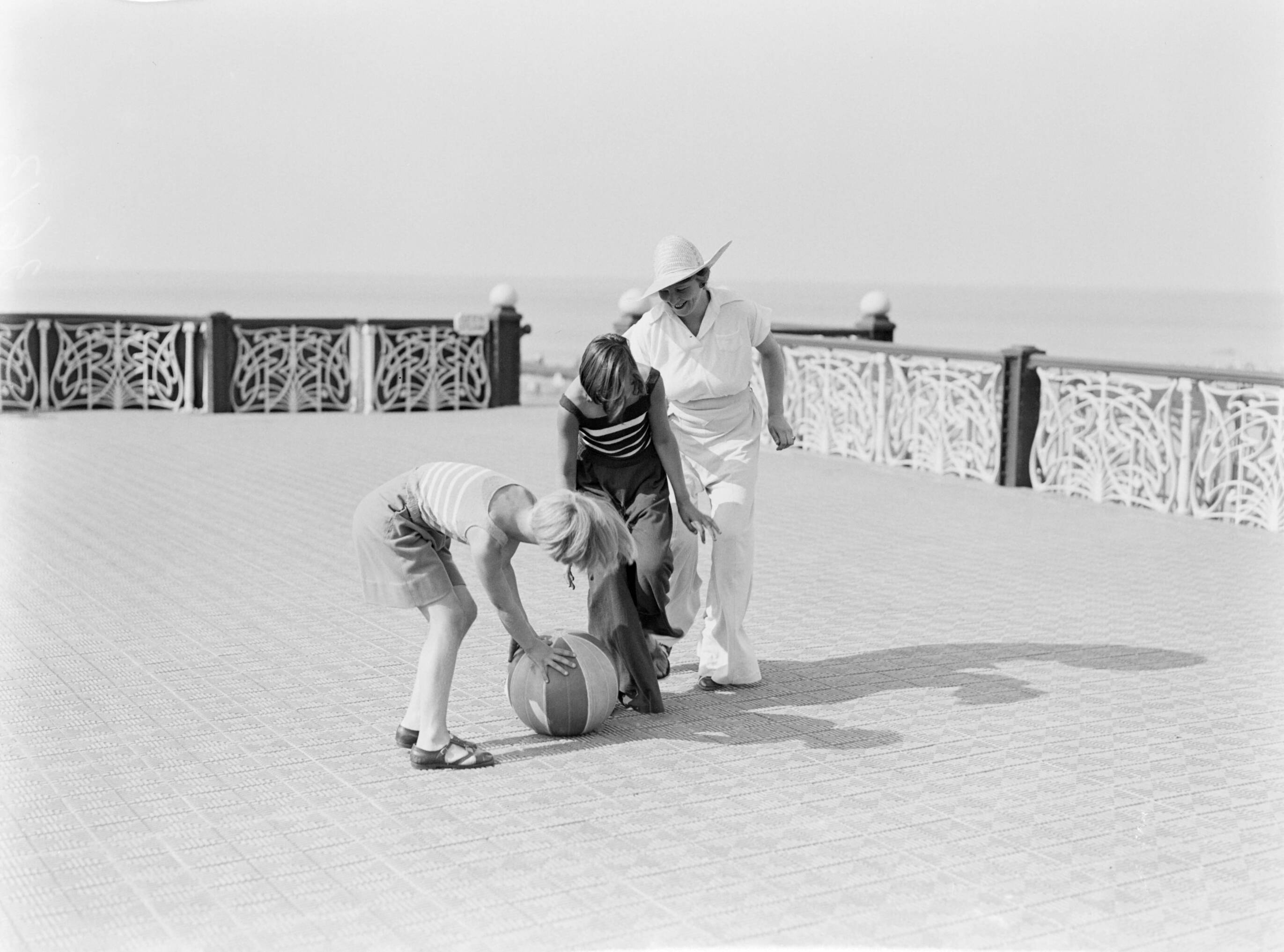 Scheveningen. — Van de Polls vrouw Nell Langlais en zijn stiefdochters Renée en Hans aan de boulevard van Scheveningen — Foto: Poll, Willem van de. Licentie: Set B: Rechtenvrij / Publiek Domein. Bron: Nationaal Archief. http://hdl.handle.net/10648/ae9b24ca-d0b4-102d-bcf8-003048976d84
