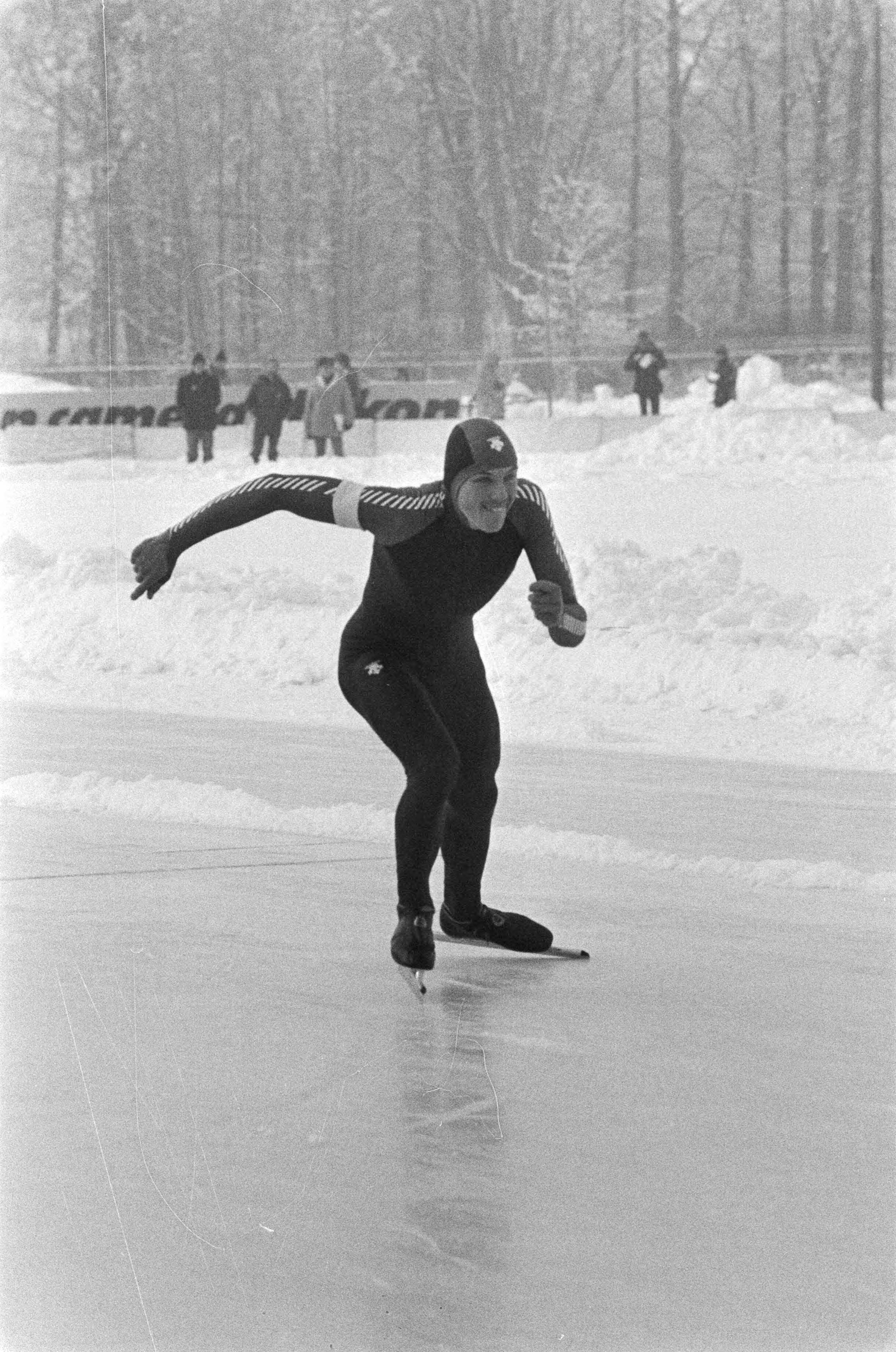 Fotocollectie Anefo — Schaatsinterland Nederland tegen Noorwegen in Groningen. Sprinter Geert Kuiper in actie. — Foto: Dijk, Hans van / Anefo. Licentie: Set B: Rechtenvrij / Publiek Domein. Bron: Nationaal Archief. http://hdl.handle.net/10648/ad0bcec0-d0b4-102d-bcf8-003048976d84